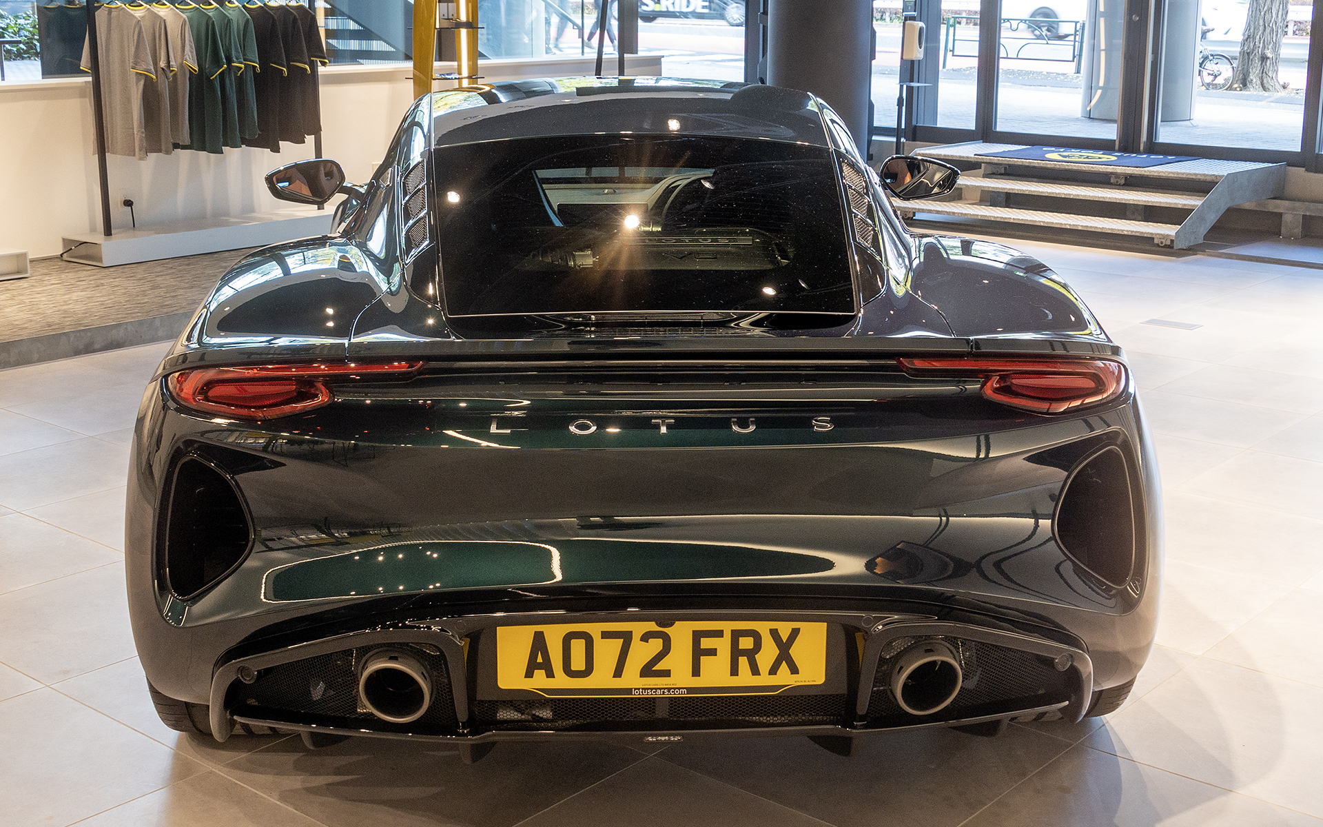 エミーラ V6 ファーストエディション。12月13日まで展示される