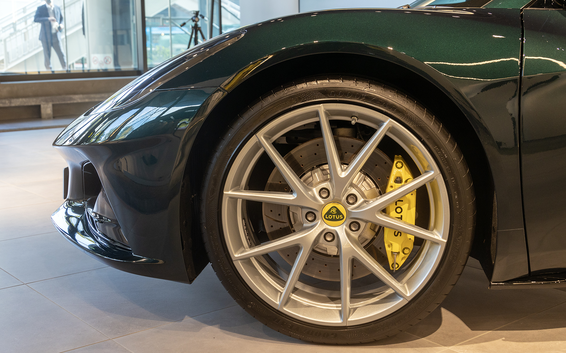 20インチ鍛造ホイールを履く。ブレーキはロータスネーム入りブレーキキャリパーと2ピースクロスドリルドベンチレーテッドブレーキディスク