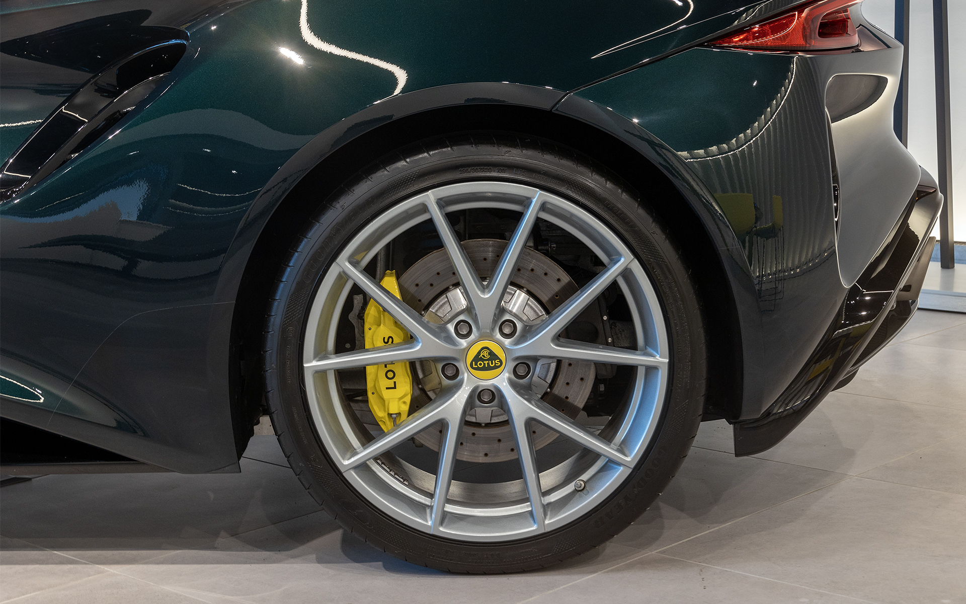 20インチ鍛造ホイールを履く。ブレーキはロータスネーム入りブレーキキャリパーと2ピースクロスドリルドベンチレーテッドブレーキディスク