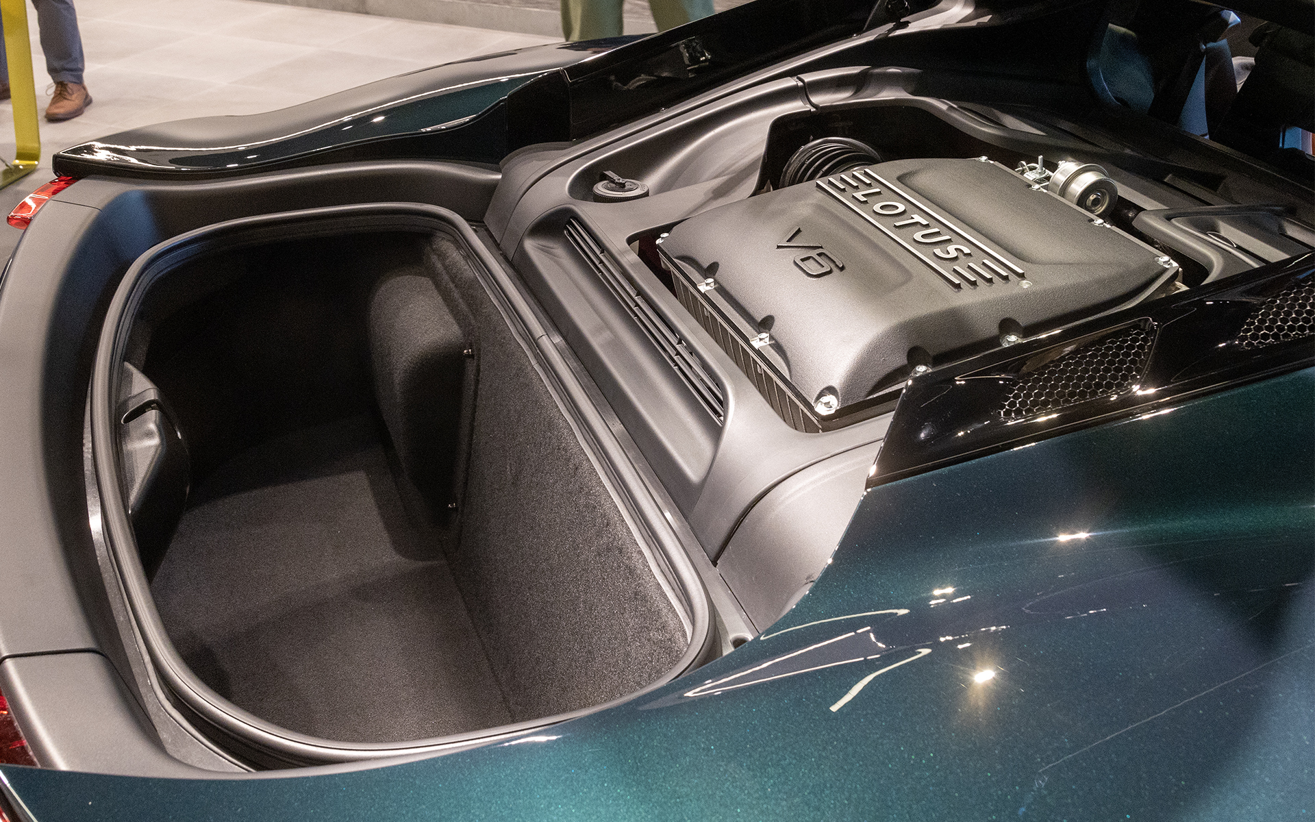 横置きのミッドシップなのでトランクスペースは広めに取られている。AMGエンジンも横置きなのでトランクスペースは変わりないという