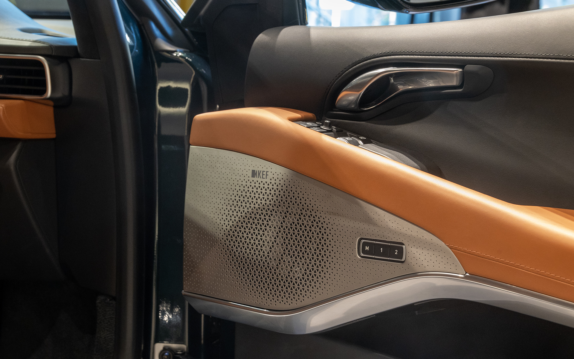 オーディオはKEFプレミアム10チャンネルオーディオ