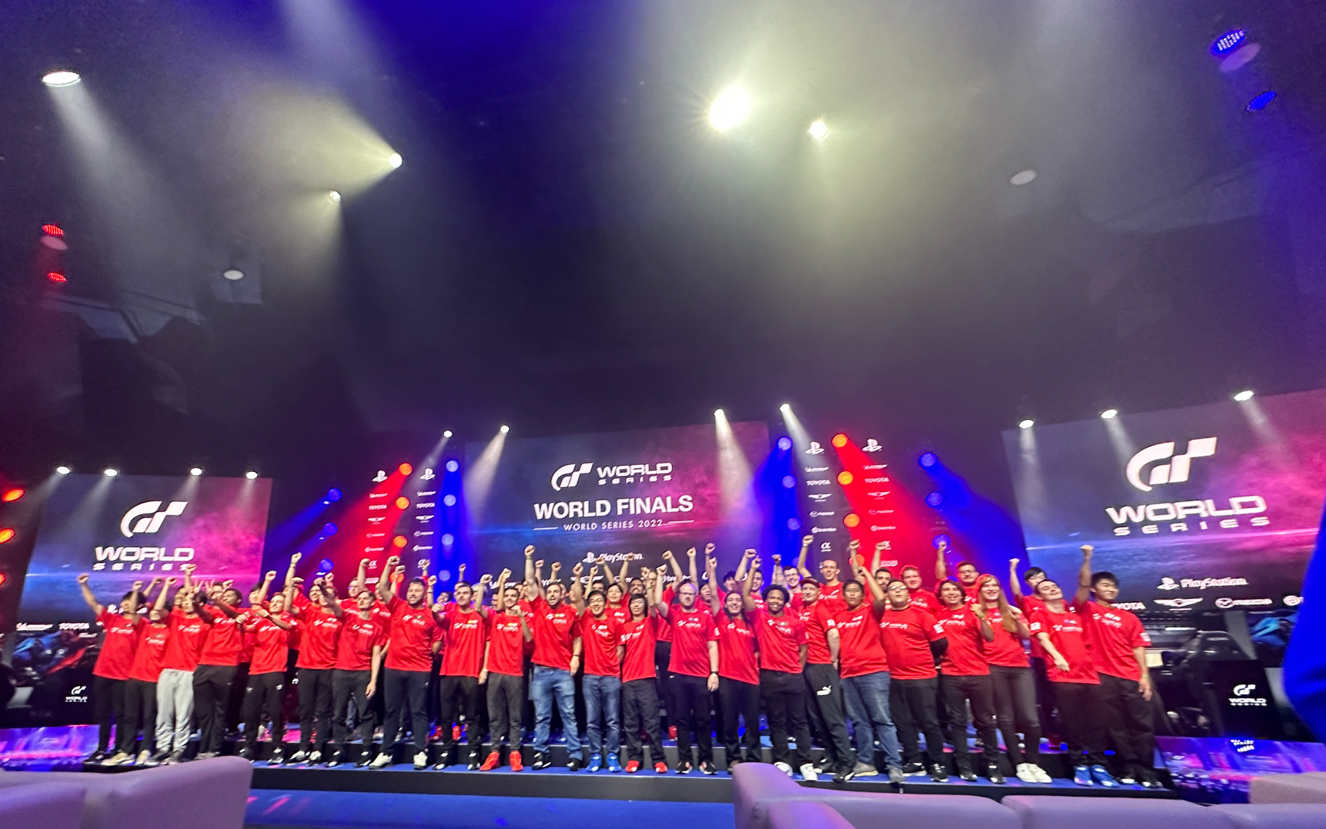 「グランツーリスモ ワールドシリーズ 2022 ワールドファイナル」に参加する選手の記念撮影