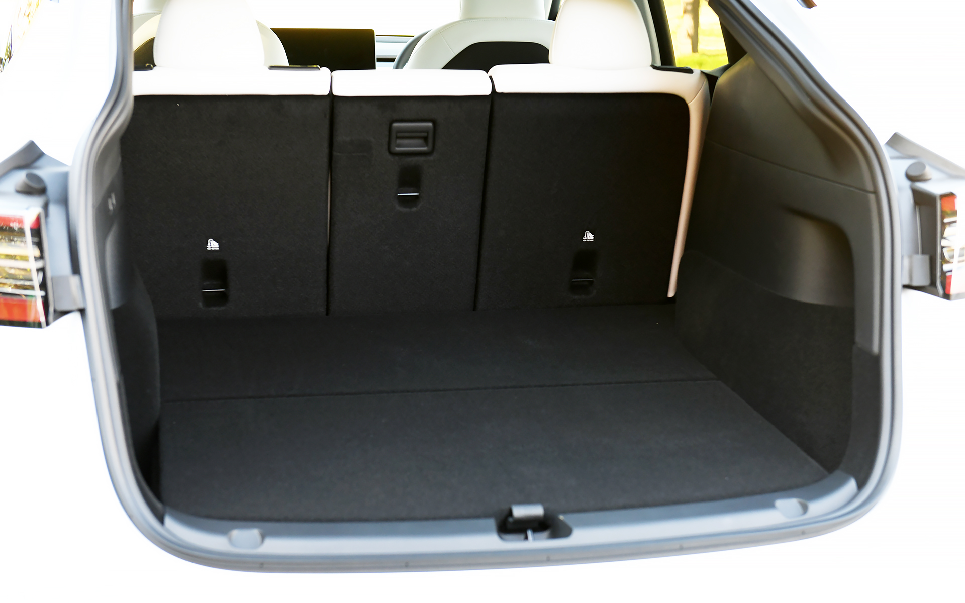 ラゲッジスペースは、リアシートを起こした5人乗りの状態でも854Lのスペースを確保