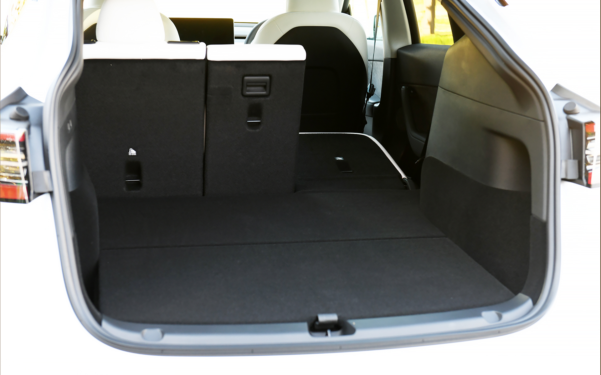 リアシートは4：2：4の可倒式を採用