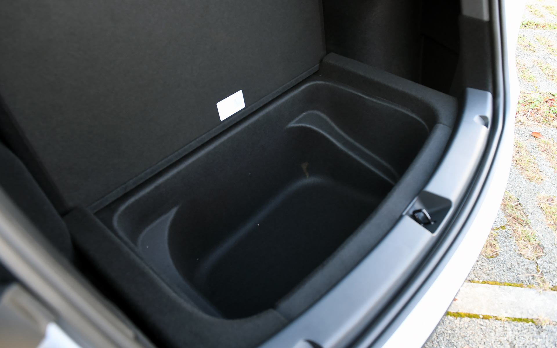 ラゲッジボードの下にも収納スペースを確保