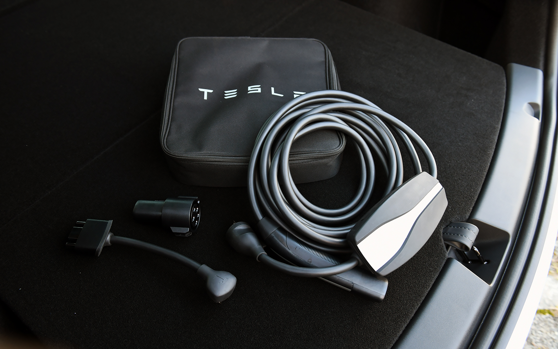 普通充電や急速充電（チャデモ）用のソケットをテスラ用に変換するアダプターも用意している