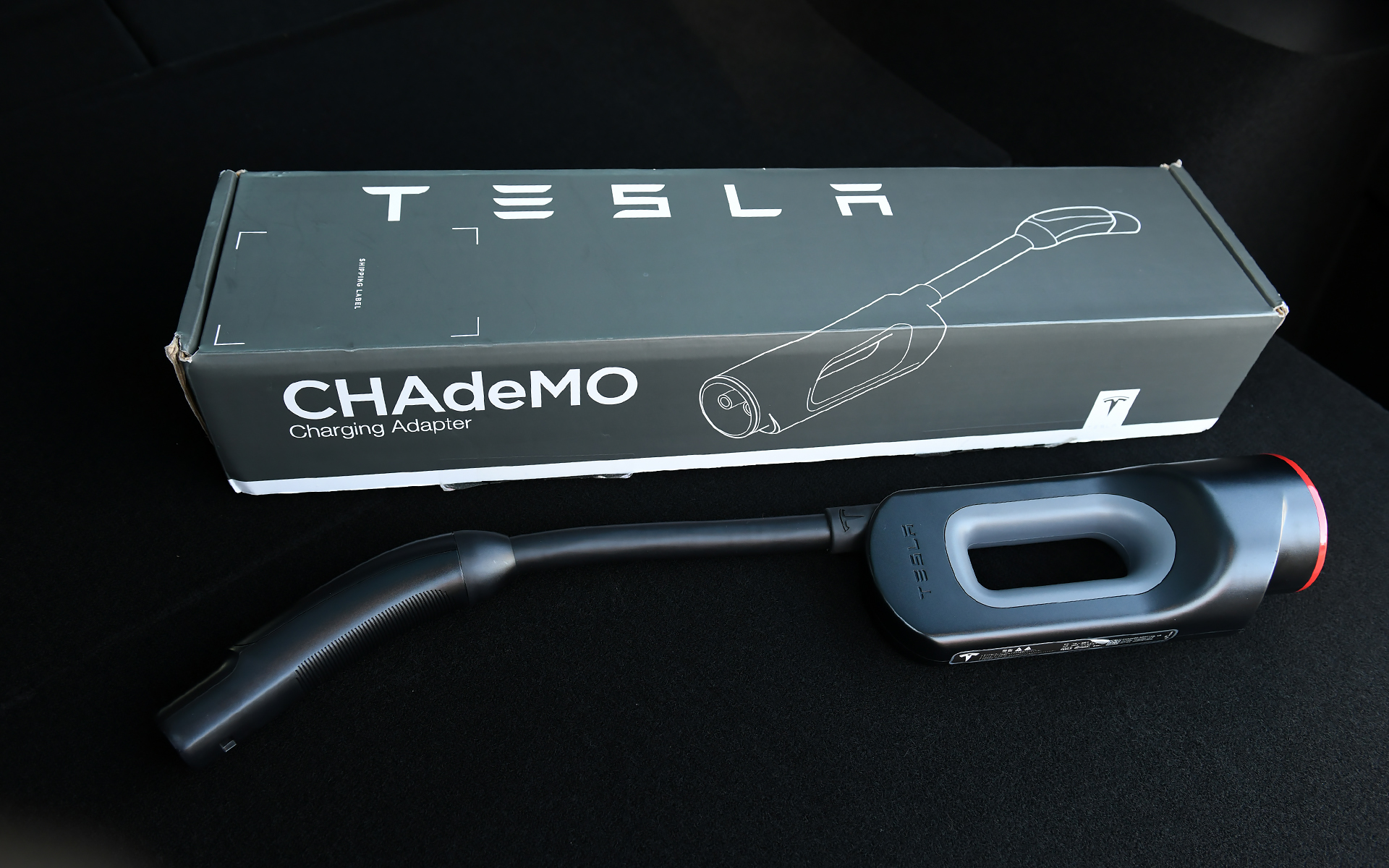 普通充電や急速充電（チャデモ）用のソケットをテスラ用に変換するアダプターも用意している