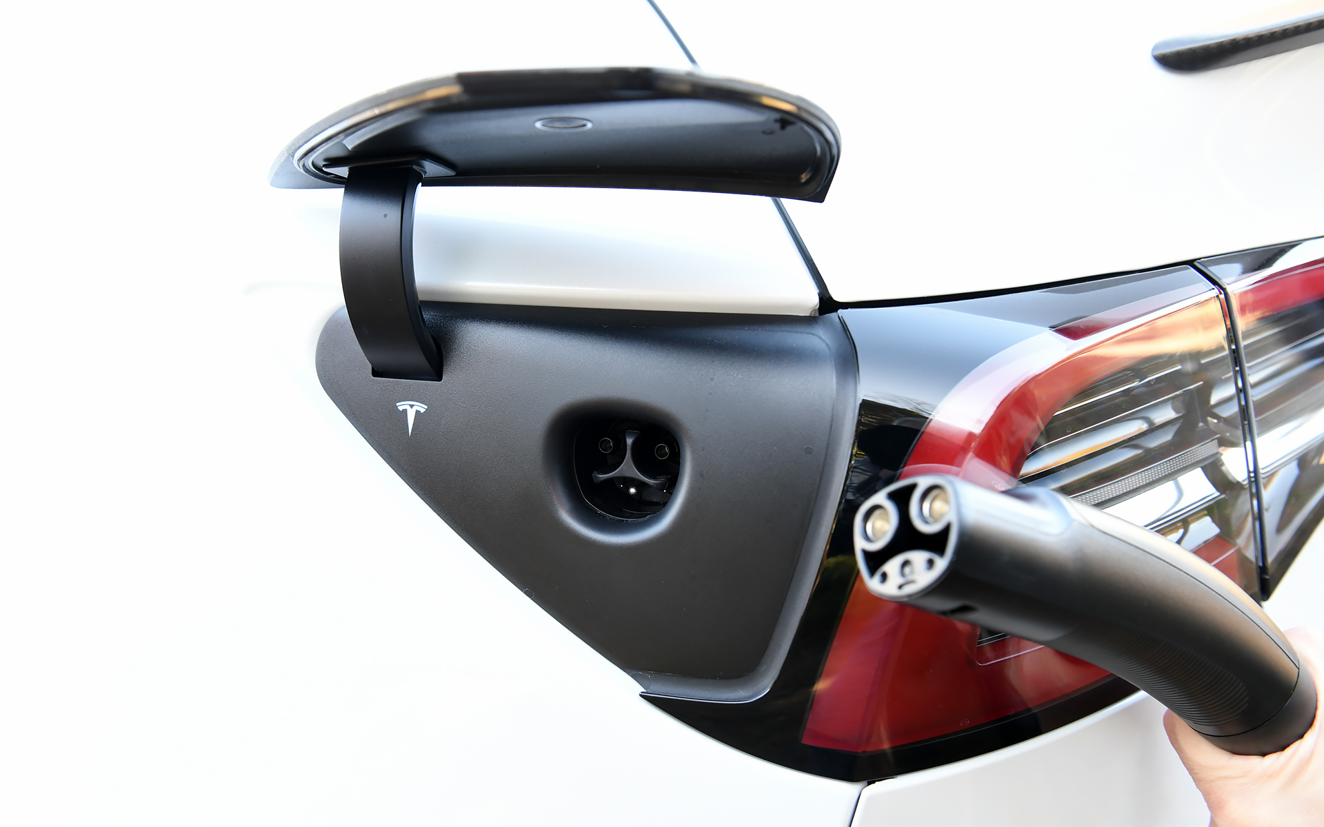 充電ポートは左後方に配置