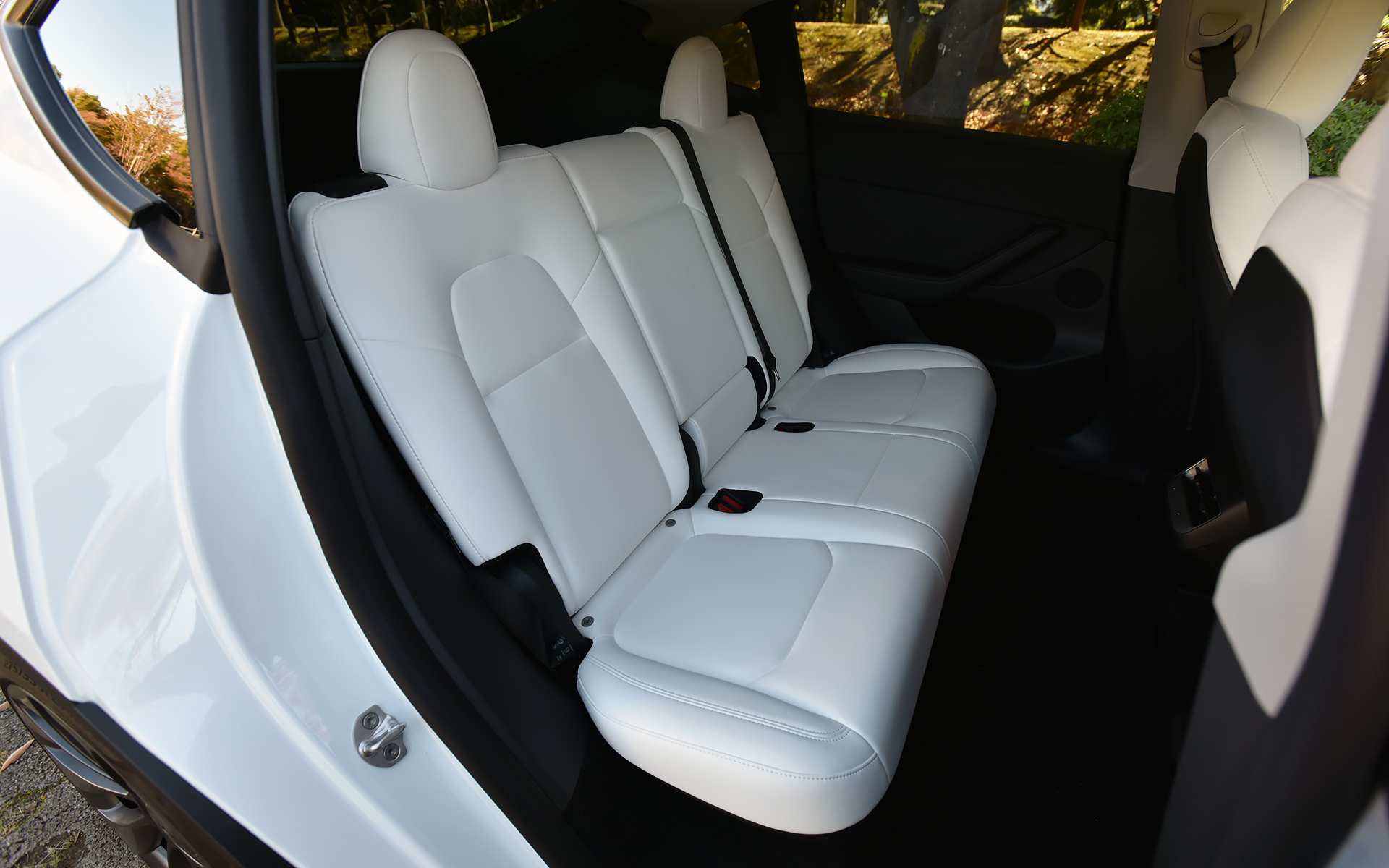 日本へ導入されているのは5人乗りのみ。シート表皮はサスティナブルの観点からレザーよりも柔らかくて耐久性がある「ビーガン（動物性素材不使用）」を採用する。インテリアのカラーは標準は「オールブラック」となるが、撮影車両はオプションの「ブラック/ホワイト」で12万6000円高の設定