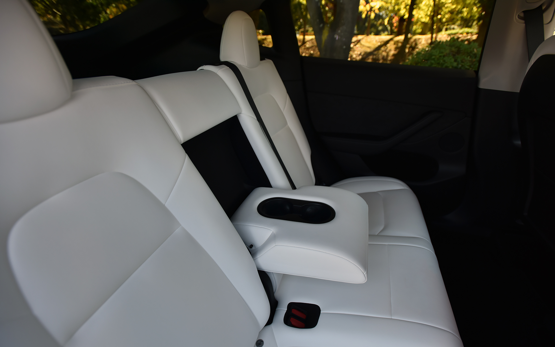 日本へ導入されているのは5人乗りのみ。シート表皮はサスティナブルの観点からレザーよりも柔らかくて耐久性がある「ビーガン（動物性素材不使用）」を採用する。インテリアのカラーは標準は「オールブラック」となるが、撮影車両はオプションの「ブラック/ホワイト」で12万6000円高の設定