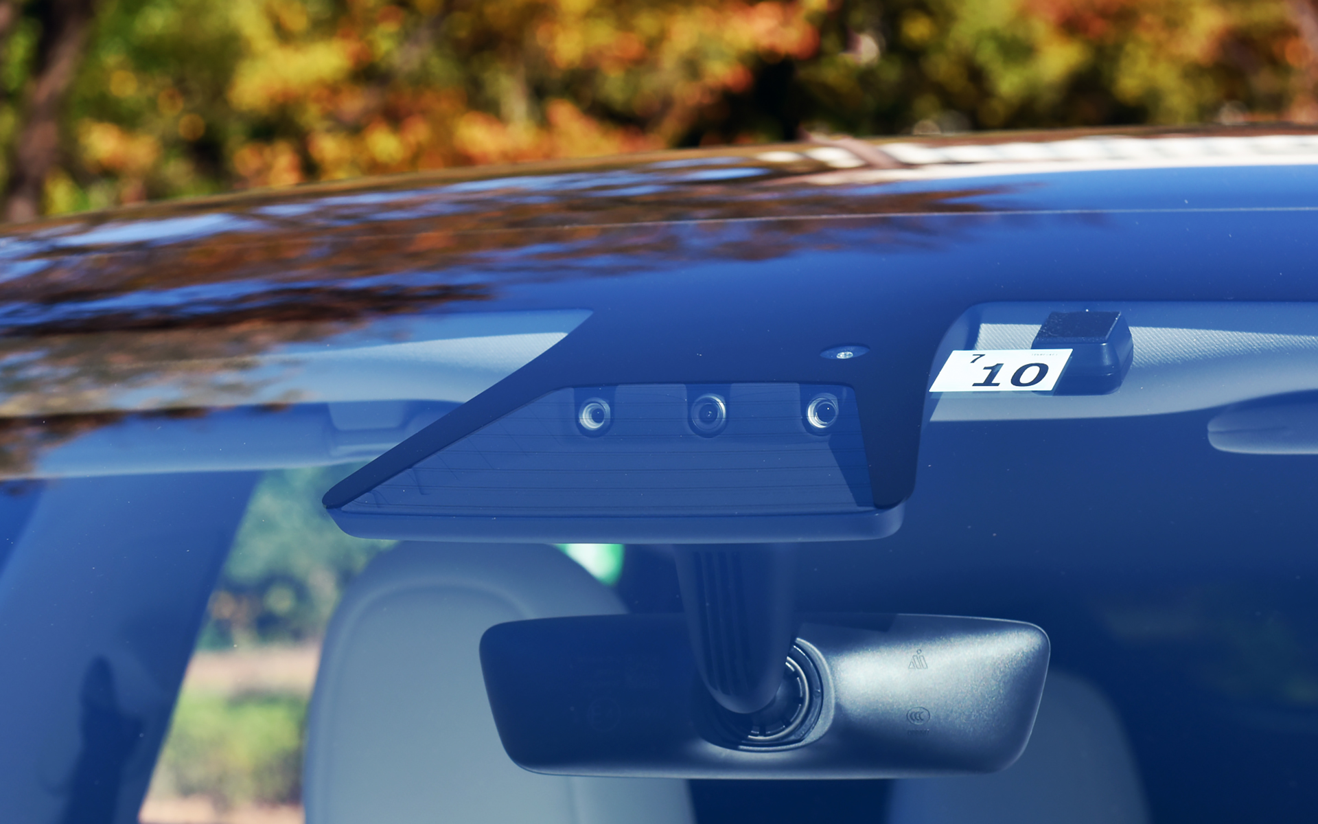 フロントウィンドウにあるカメラは3つ