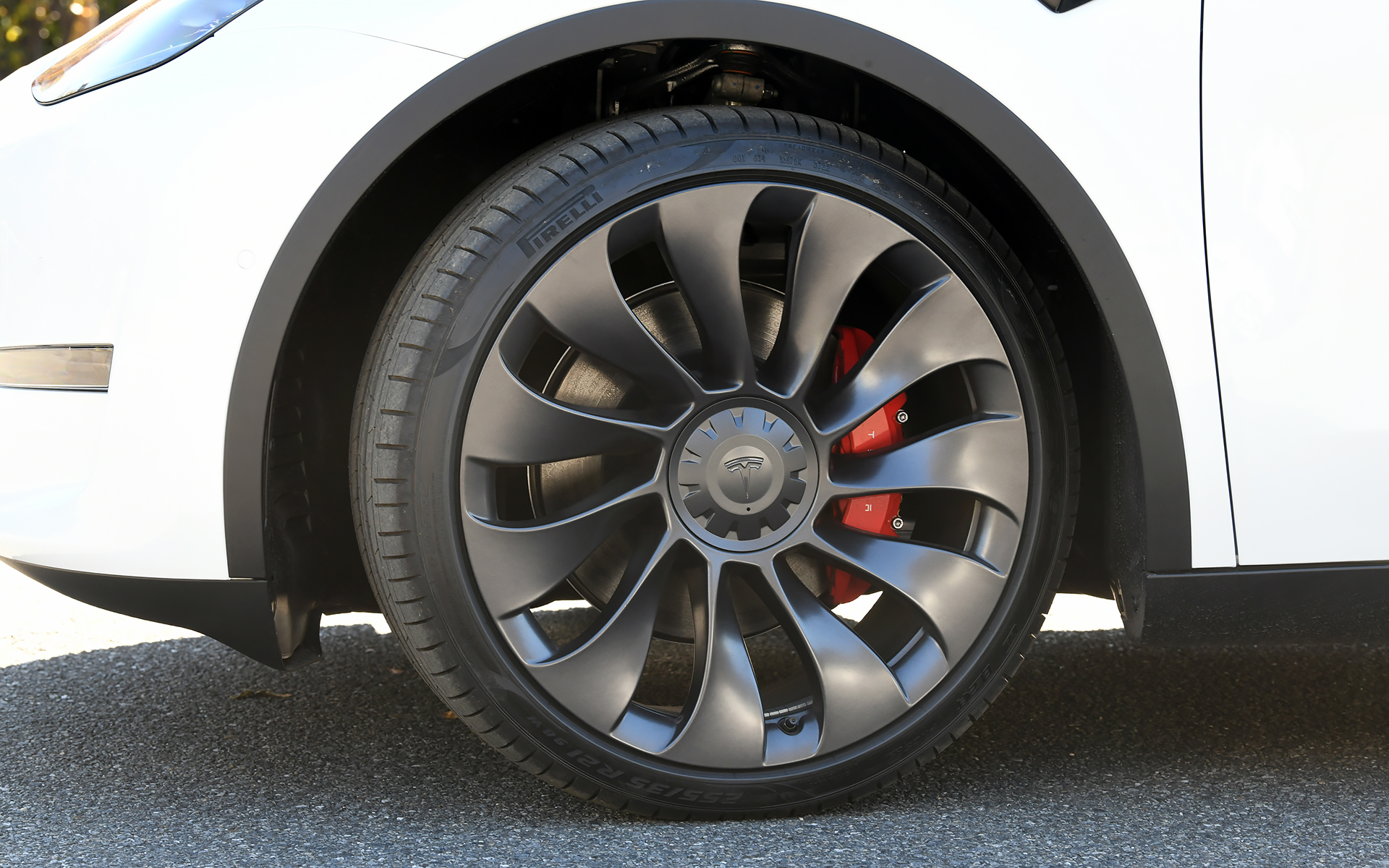 ホイールは標準は19インチのジェミニホイールだが、撮影車両はオプションの20インチのインダクションホイールを装着（25万1000円高）