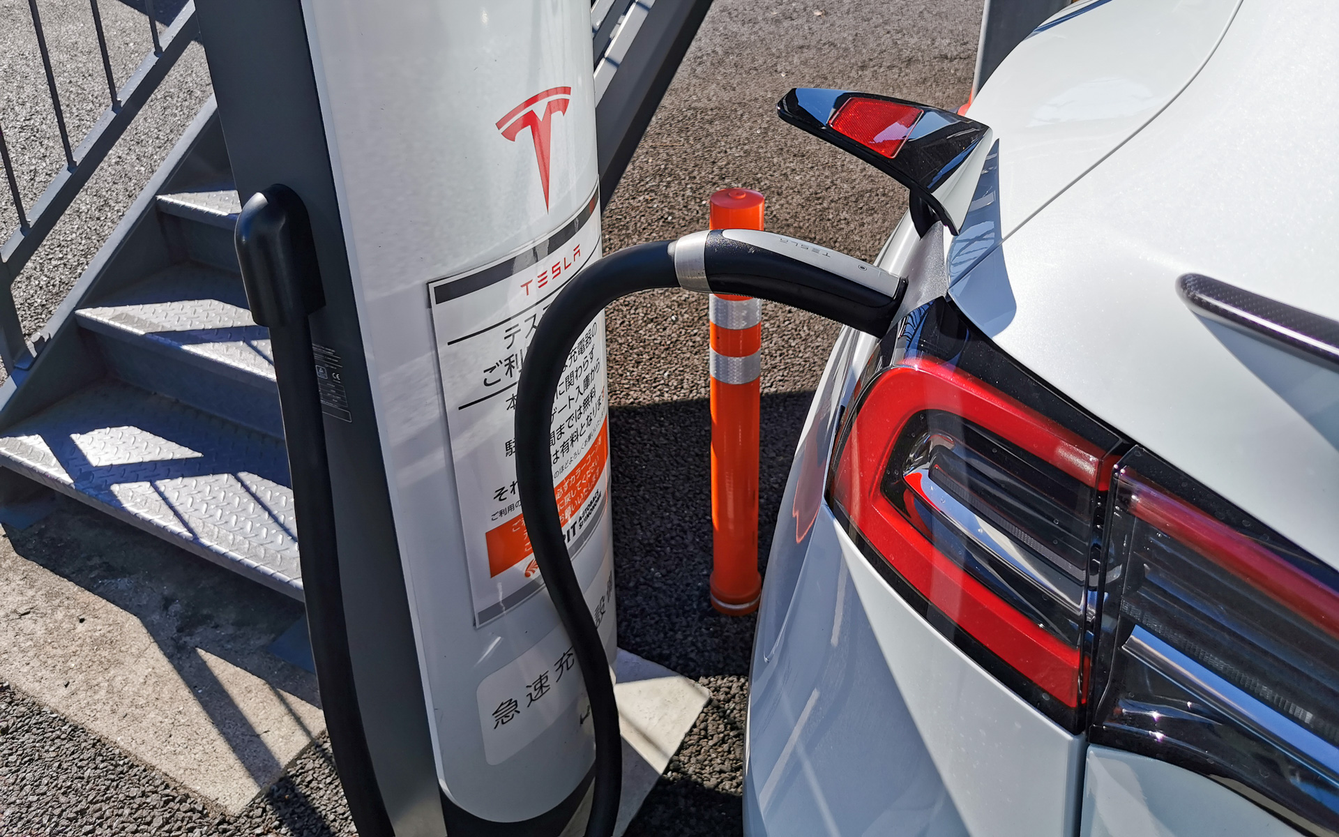 この日はテスラ専用の「スーパーチャージャー」を使用