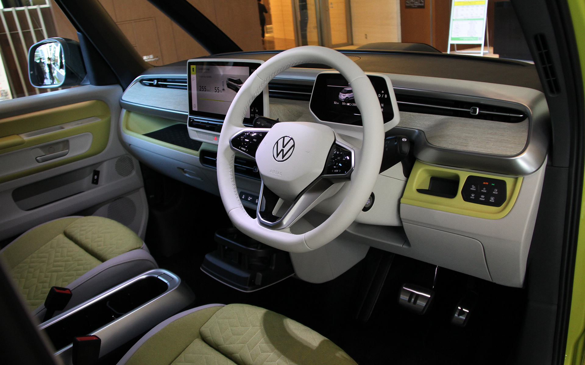 床下にバッテリを配置したことで広々とした室内を実現。ステップ高はやや高めの設定