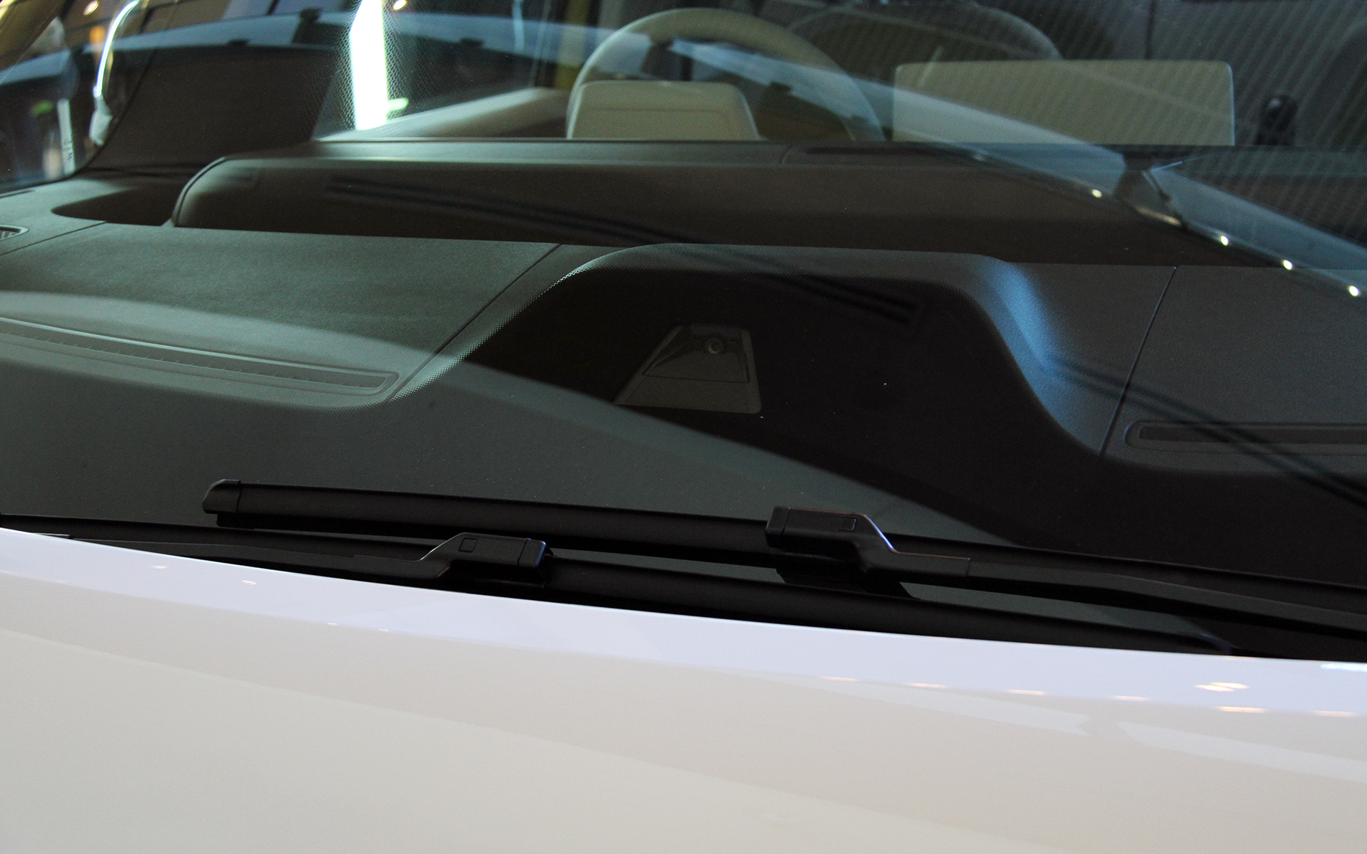 床下にバッテリを配置したことで広々とした室内を実現。ステップ高はやや高めの設定