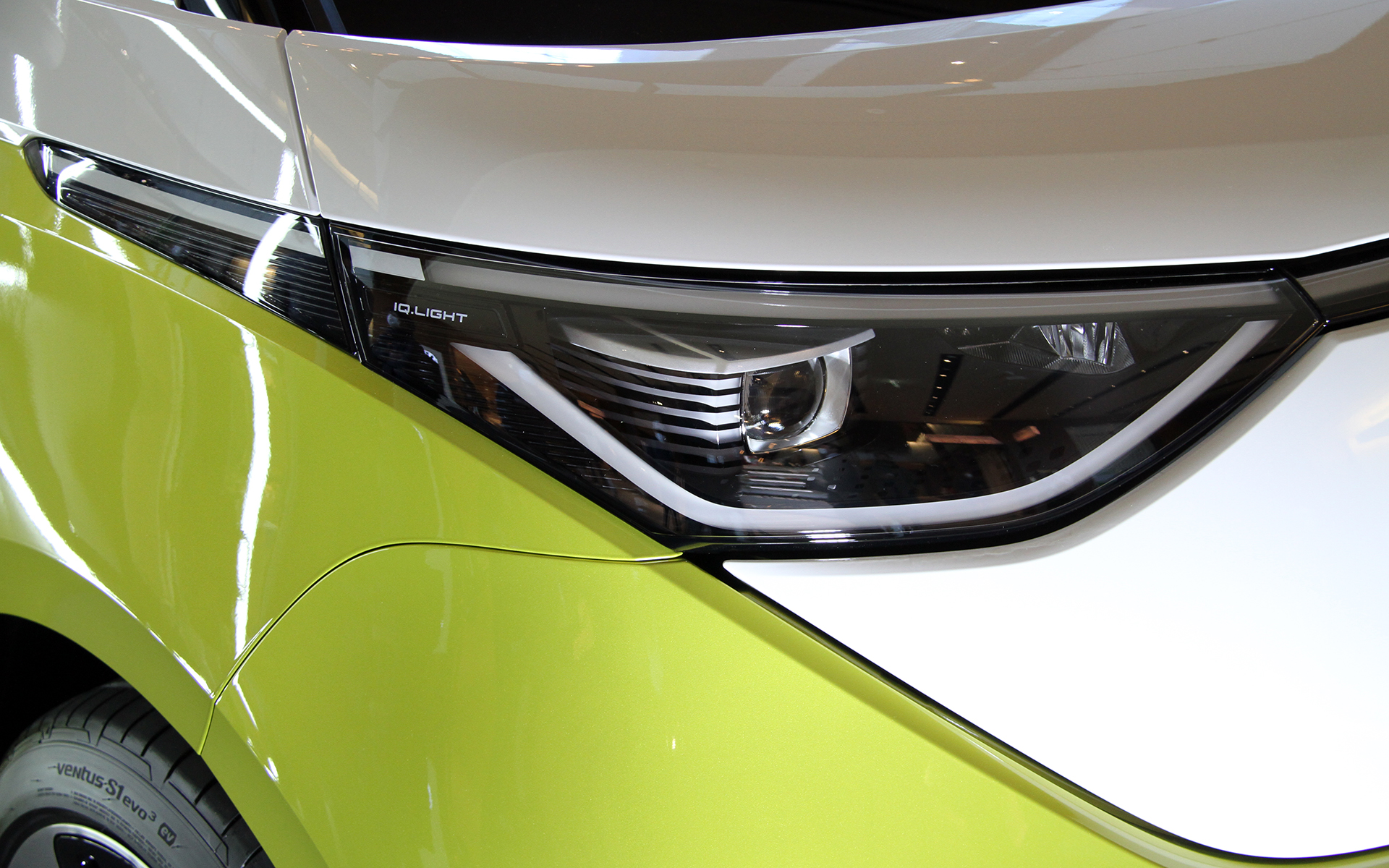 フォルクスワーゲンの電気自動車ラインアップ「ID.ファミリー」は、BEV専用の新しいプラットフォーム「MEB（モジュラー エレクトリック ドライブ マトリックス）」をベースに作り上げたモデル。ID.Buzzもファミリーの一員で、リアにモーターを搭載する後輪駆動車となる。本国では5人乗り仕様のID.Buzzのほか、3人乗りのバン仕様のID.Buzz Cargoも展開。展示車の足下は21インチホイールにハンコック「VENTUS S1 EVO3 EV」をセット。フロント235/45R21、リア265/40R21と前後異形サイズを採用