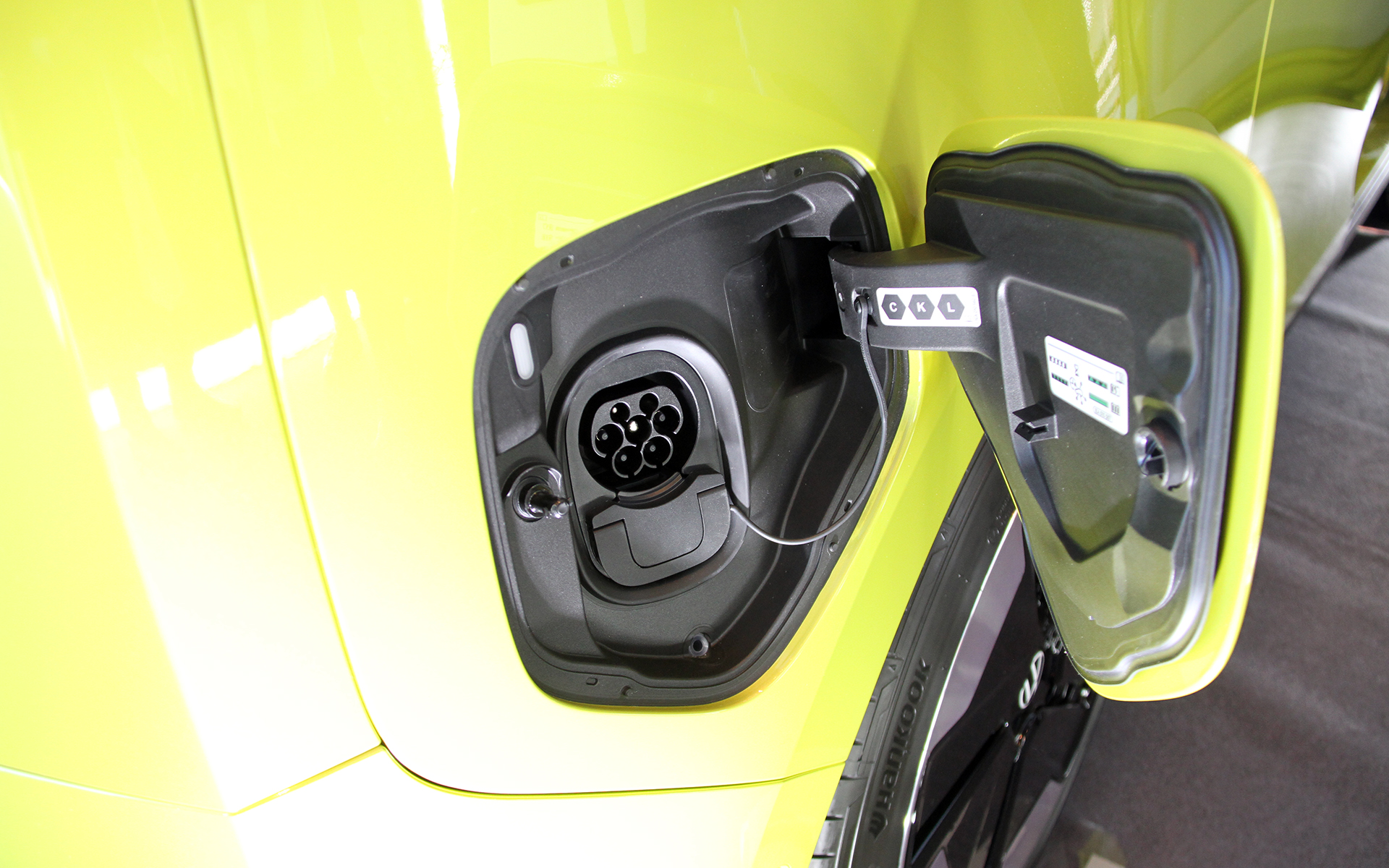 フォルクスワーゲンの電気自動車ラインアップ「ID.ファミリー」は、BEV専用の新しいプラットフォーム「MEB（モジュラー エレクトリック ドライブ マトリックス）」をベースに作り上げたモデル。ID.Buzzもファミリーの一員で、リアにモーターを搭載する後輪駆動車となる。本国では5人乗り仕様のID.Buzzのほか、3人乗りのバン仕様のID.Buzz Cargoも展開。展示車の足下は21インチホイールにハンコック「VENTUS S1 EVO3 EV」をセット。フロント235/45R21、リア265/40R21と前後異形サイズを採用