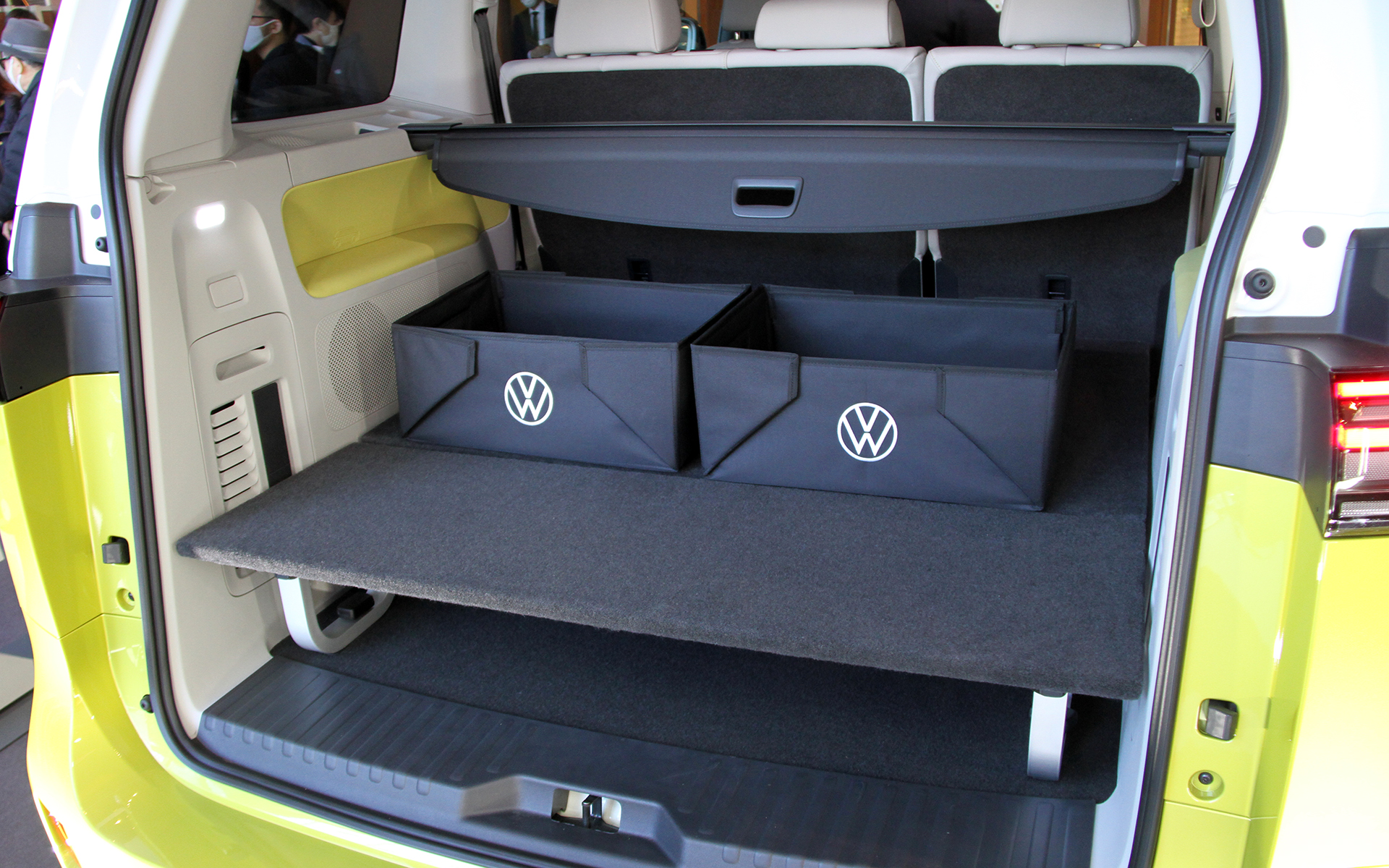 カーゴスペースは固定式パーティションで仕切れるなど、ユーザーの要望に応じた使い方ができる