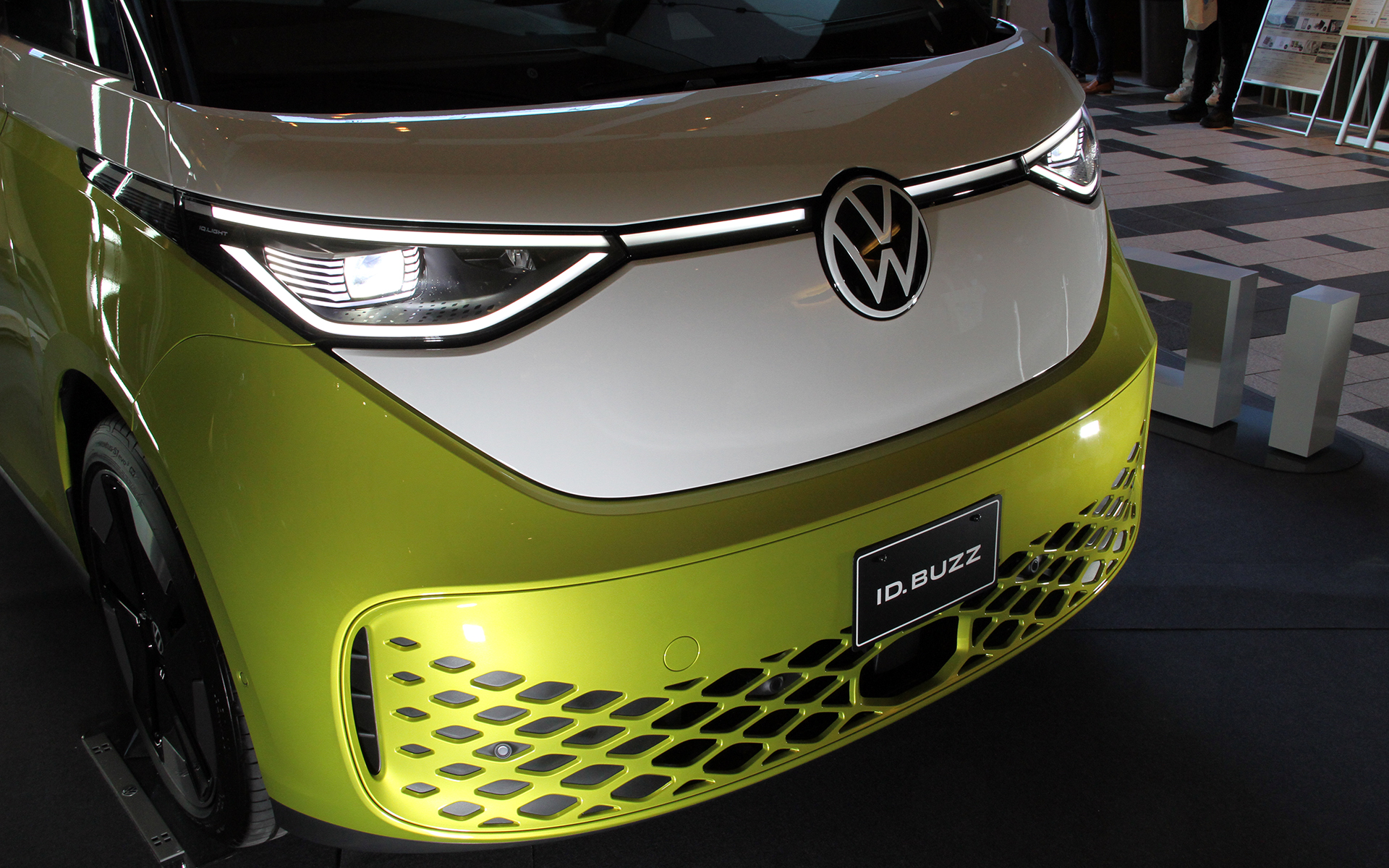 フォルクスワーゲンの電気自動車ラインアップ「ID.ファミリー」は、BEV専用の新しいプラットフォーム「MEB(モジュラー エレクトリック ドライブ マトリックス)」をベースに作り上げたモデル。ID.Buzzもファミリーの一員で、リアにモーターを搭載する後輪駆動車となる。本国では5人乗り仕様のID.Buzzのほか、3人乗りのバン仕様のID.Buzz Cargoも展開。展示車の足下は21インチホイールにハンコック「VENTUS S1 EVO3 EV」をセット。フロント235/45R21、リア265/40R21と前後異形サイズを採用