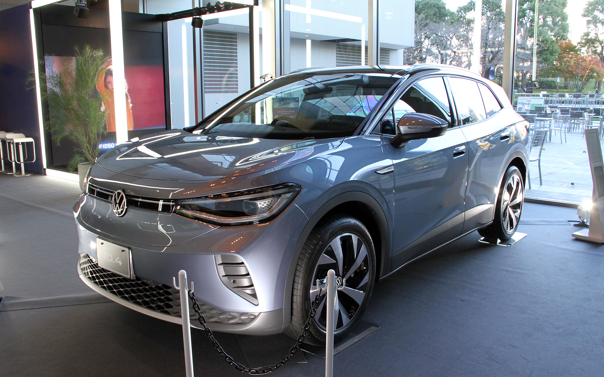 最新のBEVであるID.4の価格は「ID.4 Lite Launch Edition」が499万円、「ID.4 Pro Launch Edition」が636万5000円。大容量のバッテリを前後アクスル間のアンダーボディに搭載することで長い航続距離を実現するとともに、ロングホイールベース・ショートオーバーハング化によってボディサイズに対して1クラス上のモデルに匹敵する室内空間を備える