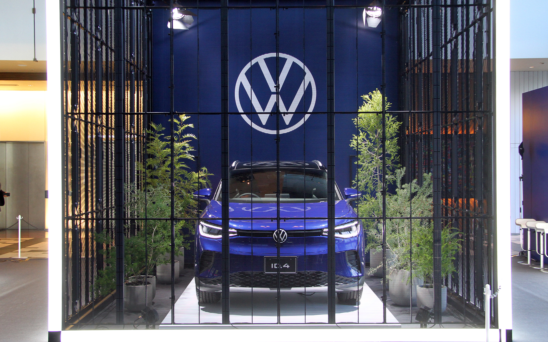 最新のBEVであるID.4の価格は「ID.4 Lite Launch Edition」が499万円、「ID.4 Pro Launch Edition」が636万5000円。大容量のバッテリを前後アクスル間のアンダーボディに搭載することで長い航続距離を実現するとともに、ロングホイールベース・ショートオーバーハング化によってボディサイズに対して1クラス上のモデルに匹敵する室内空間を備える