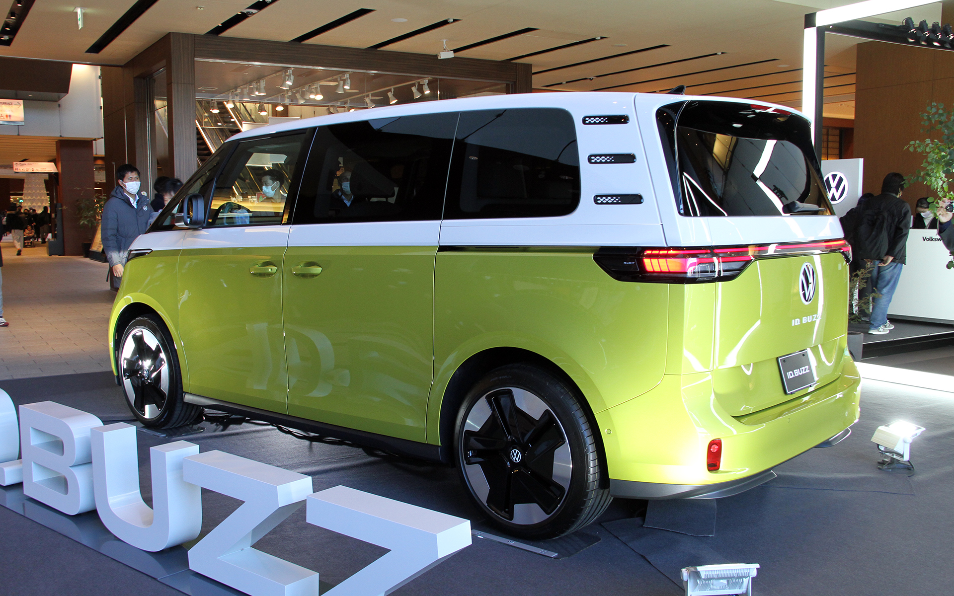ID.Buzzは右ハンドルのアイルランド仕様。ボディサイズは4712×1985×1937mm（全長×全幅×全高）、ホイールベースは2989mm