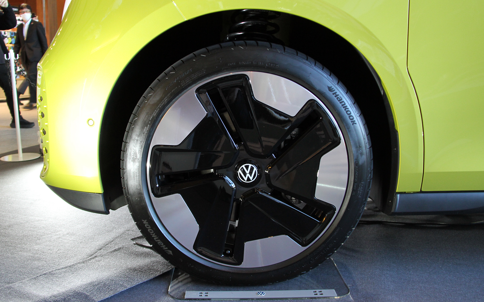 フォルクスワーゲンの電気自動車ラインアップ「ID.ファミリー」は、BEV専用の新しいプラットフォーム「MEB（モジュラー エレクトリック ドライブ マトリックス）」をベースに作り上げたモデル。ID.Buzzもファミリーの一員で、リアにモーターを搭載する後輪駆動車となる。本国では5人乗り仕様のID.Buzzのほか、3人乗りのバン仕様のID.Buzz Cargoも展開。展示車の足下は21インチホイールにハンコック「VENTUS S1 EVO3 EV」をセット。フロント235/45R21、リア265/40R21と前後異形サイズを採用