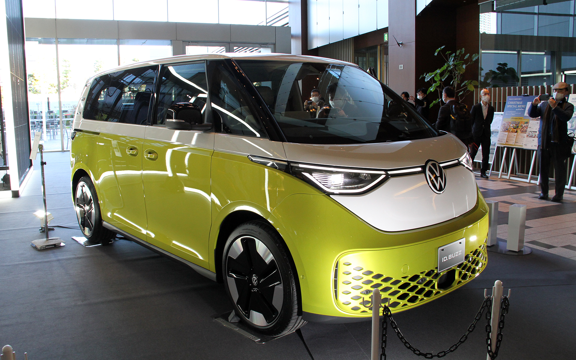 「ID.Buzz」（プロダクションモデル）を日本初参考展示