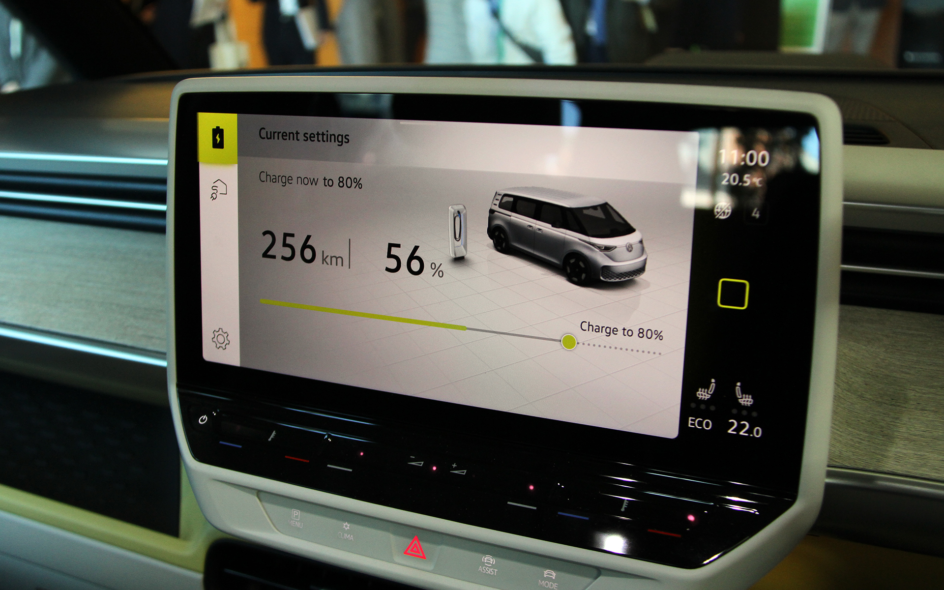 床下にバッテリを配置したことで広々とした室内を実現。ステップ高はやや高めの設定