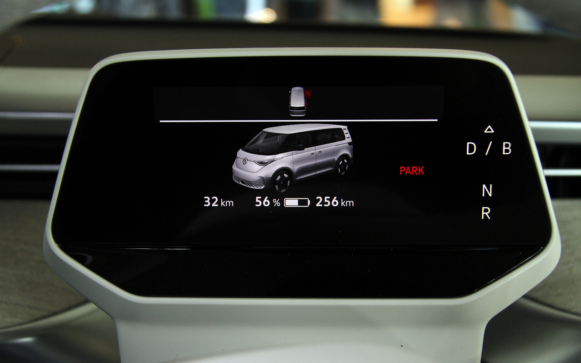 床下にバッテリを配置したことで広々とした室内を実現。ステップ高はやや高めの設定