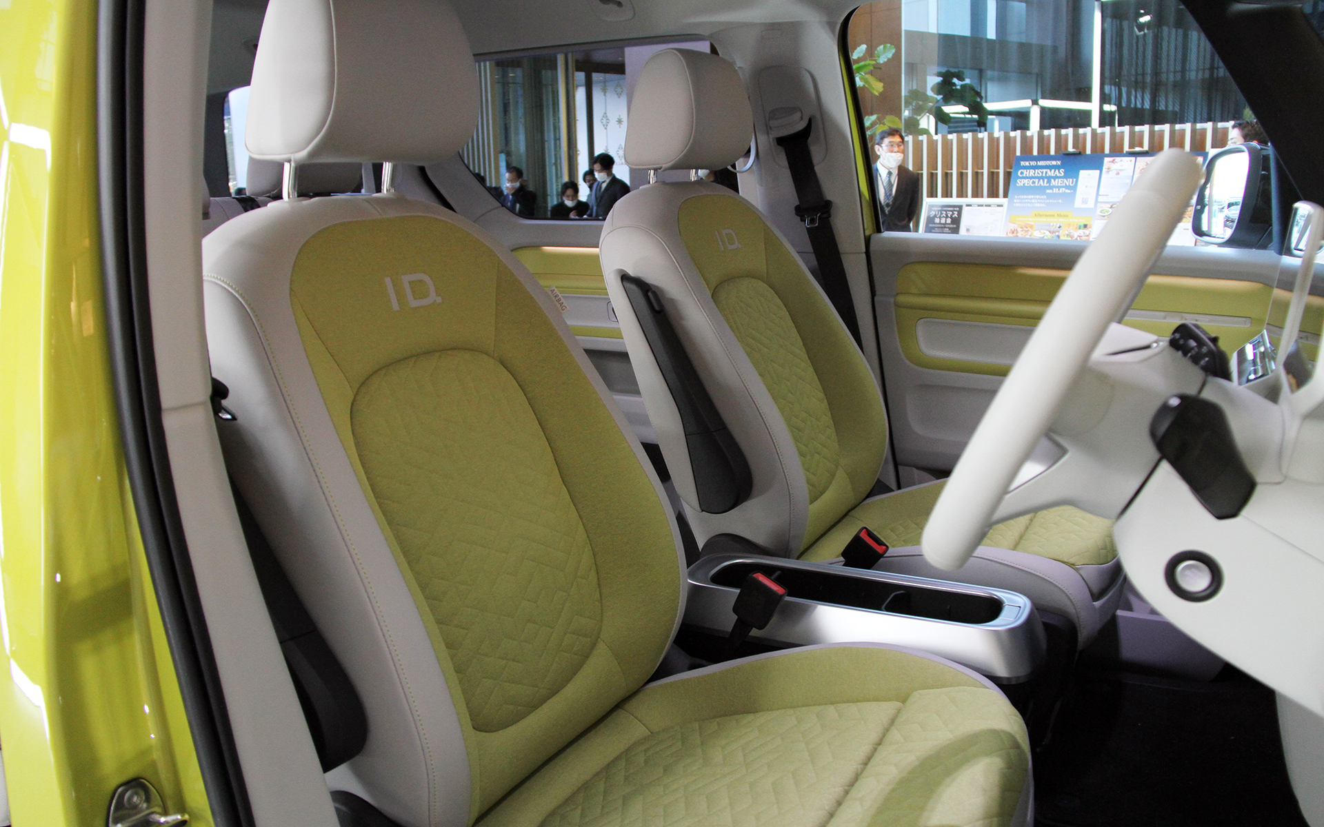 床下にバッテリを配置したことで広々とした室内を実現。ステップ高はやや高めの設定