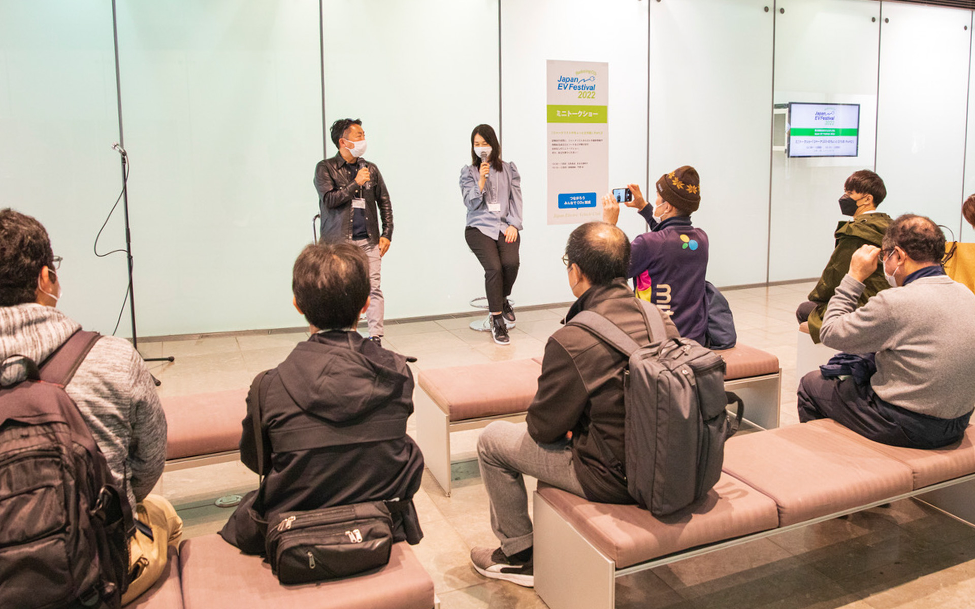 「ジャーナリストのちょっと立ち話」というミニトークショーにも出演させていただきました。お相手はEVの最新情報に詳しい石井昌道さんですが、古い付き合いなので堅苦しい話はできず、裏話もチラホラのオールぶっちゃけ話になりました（笑）。午後は、日本EVクラブ副代表でモータージャーナリストの御堀直嗣さんと、2回目ミニトークショー。こちらは手作りEVについてのお話でした