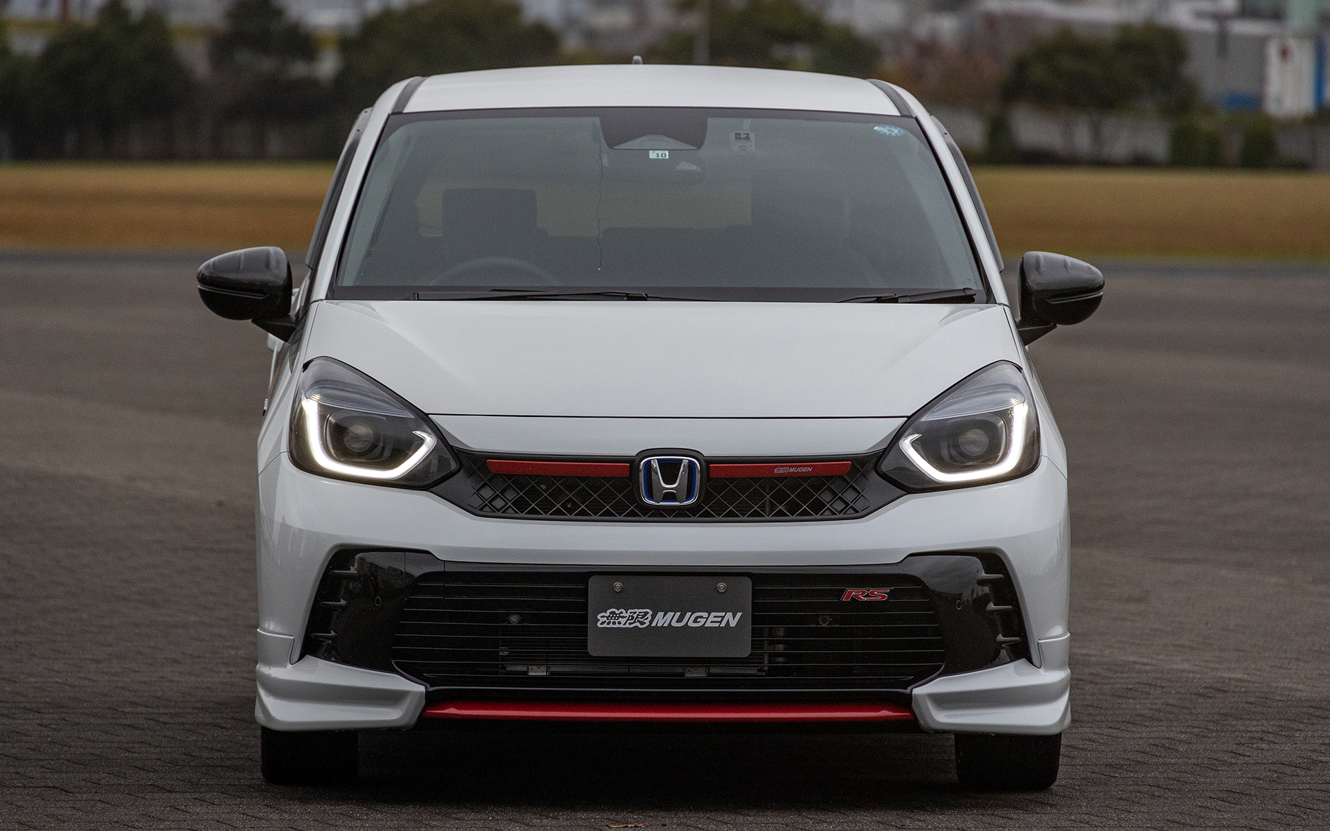 レーシングイメージが強い無限ブランドらしいデザインになっている