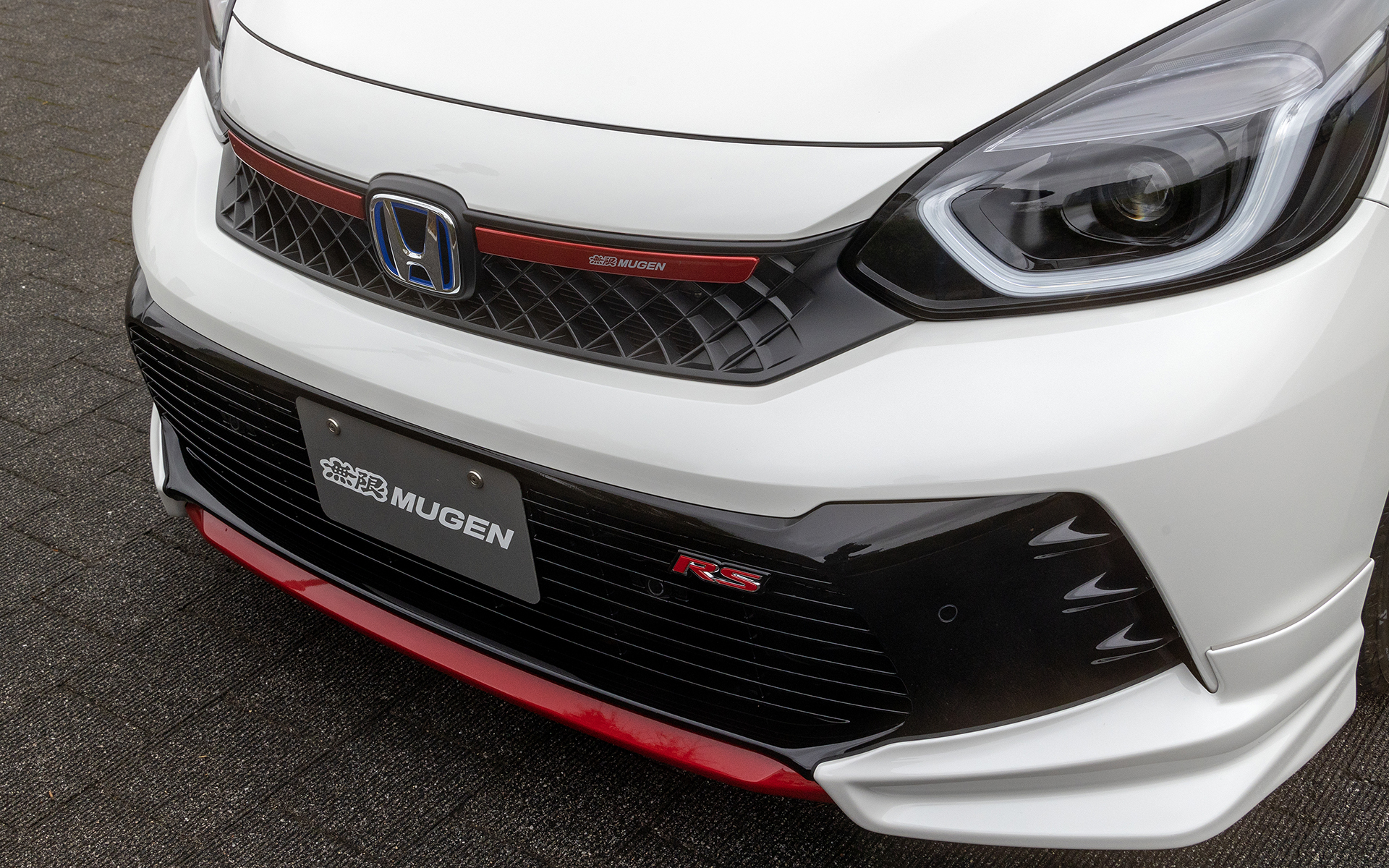 フロントアンダースポイラー for RSの価格は8万2500円（カラード仕上げ）。未塗装版は7万1500円。フロントグリルガーニッシュの価格は5万5000円。カラーはプレミアムレッド・メタリックとベルリナブラックを設定