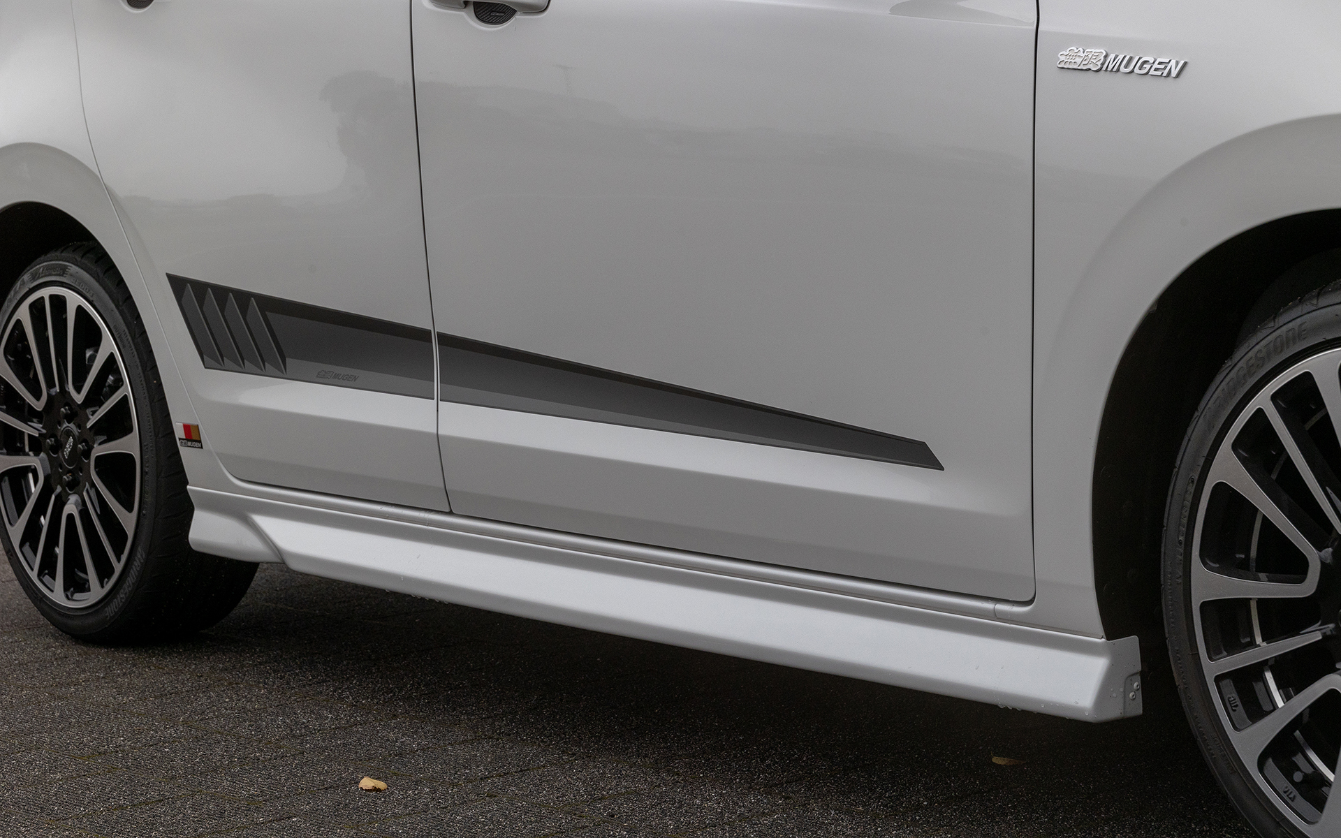 RSグレード専用のサイドスポイラー for RS。価格は6万500円（カラード仕上げ）。未塗装は4万9500円。標準のサイドシルガーニッシュより約40mm低くなる