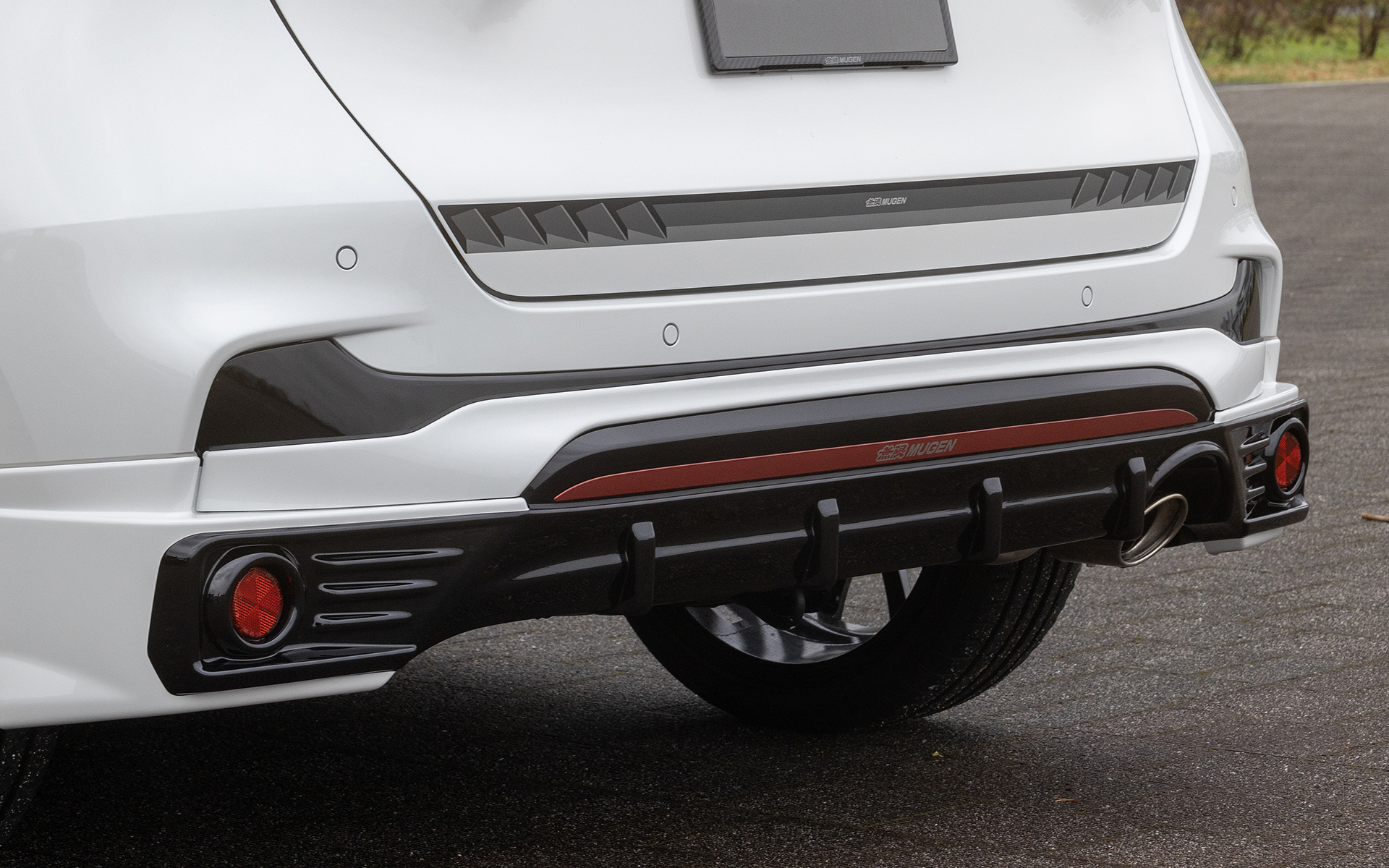 リアアンダースポイラー for RS。価格は10万4500円（カラード仕上げ）で未塗装は9万3500円。カラード仕上げはボディカラー＋つや消しブラックの塗り＋レッドアクセント入り