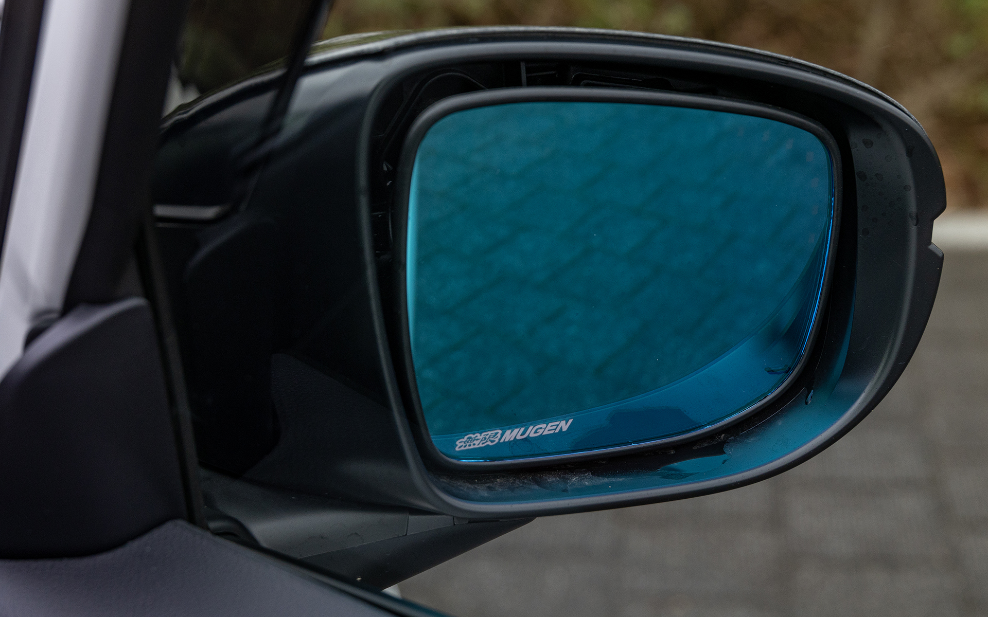 親水性があり広角のハイドロフィリックLEDミラー。ブルーミラーでLEDウインカーを内蔵する。価格は3万8500円