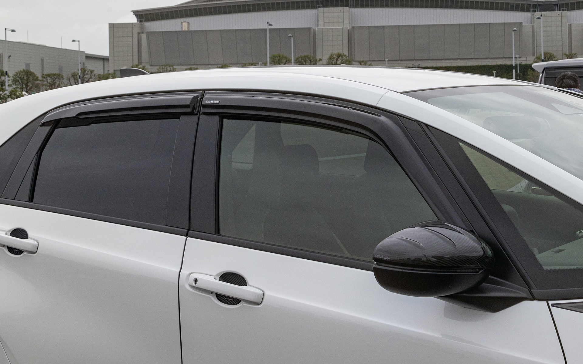 ベンチレーテッドバイザー。アクリル製でカラーはスモーク。無限エンブレム付きで価格は2万3100円（4枚セット）