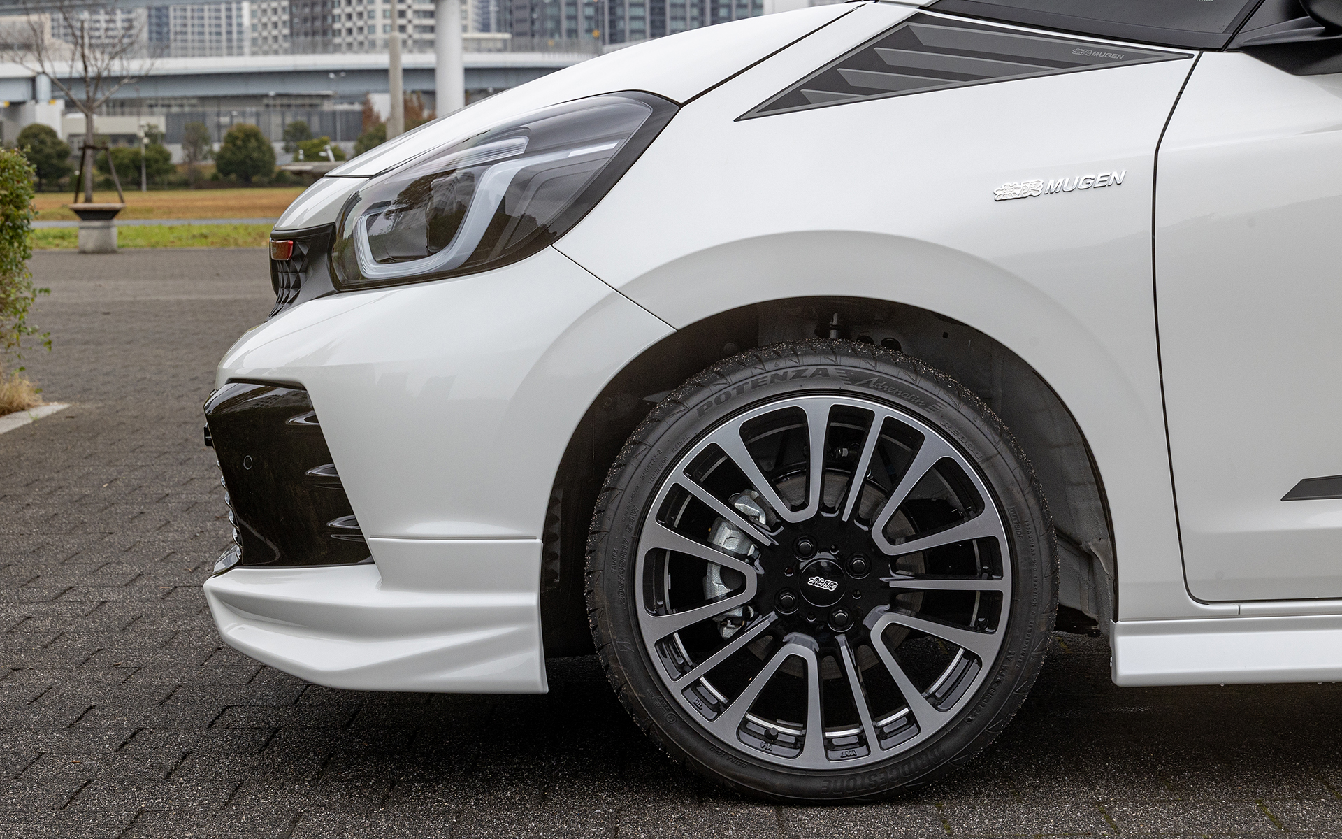 アルミホイール「MDE」。サイズは17×7J。価格は4本セットで21万5600円。ナット、ロックセットは8360円