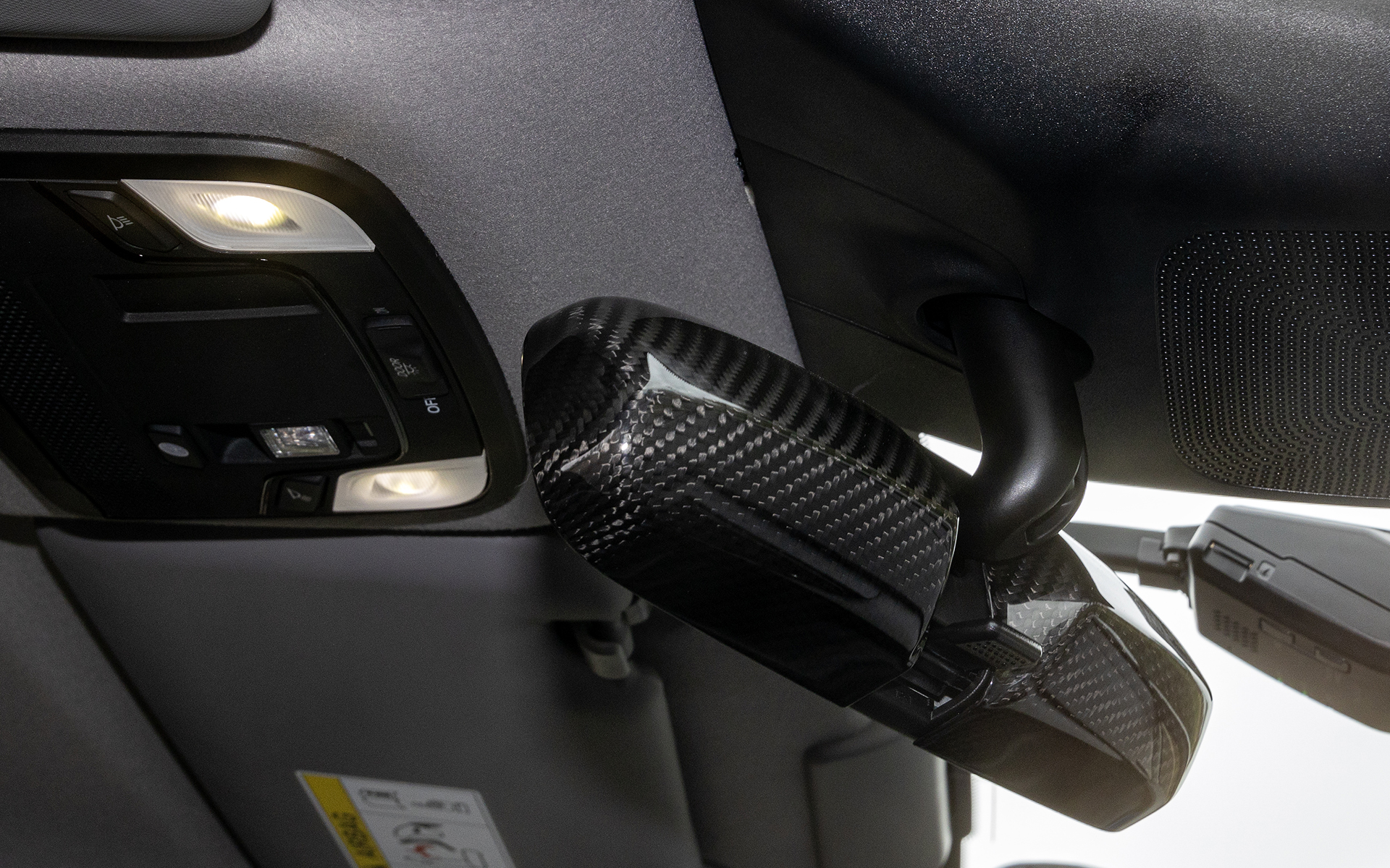 カーボンルームミラーカバー。純正ミラーに被せて装着。材質はドライカーボン製で価格は1万9800円