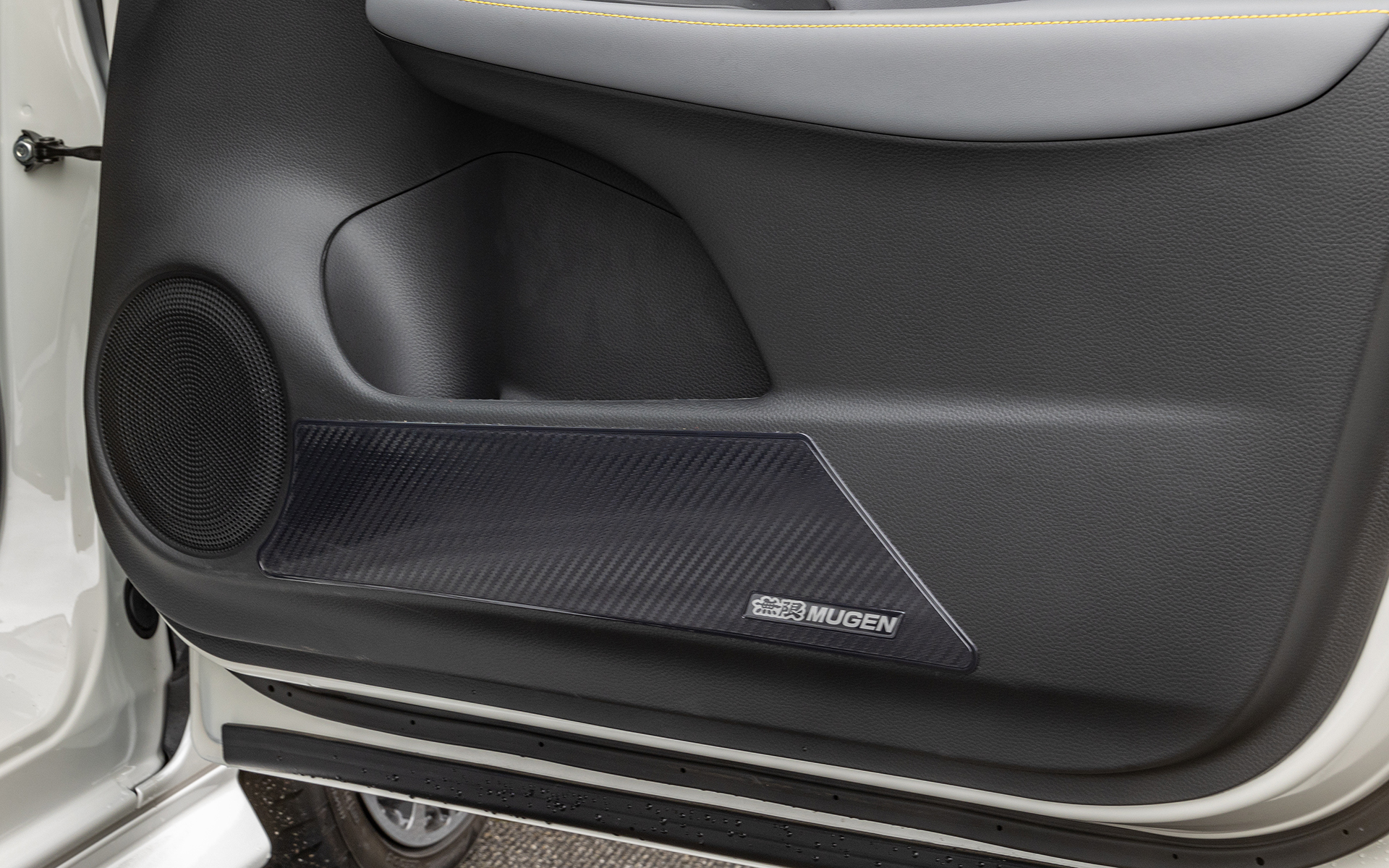 カーボン調に仕上げられたドアインナープロテクター。価格は左右セットで1万1000円