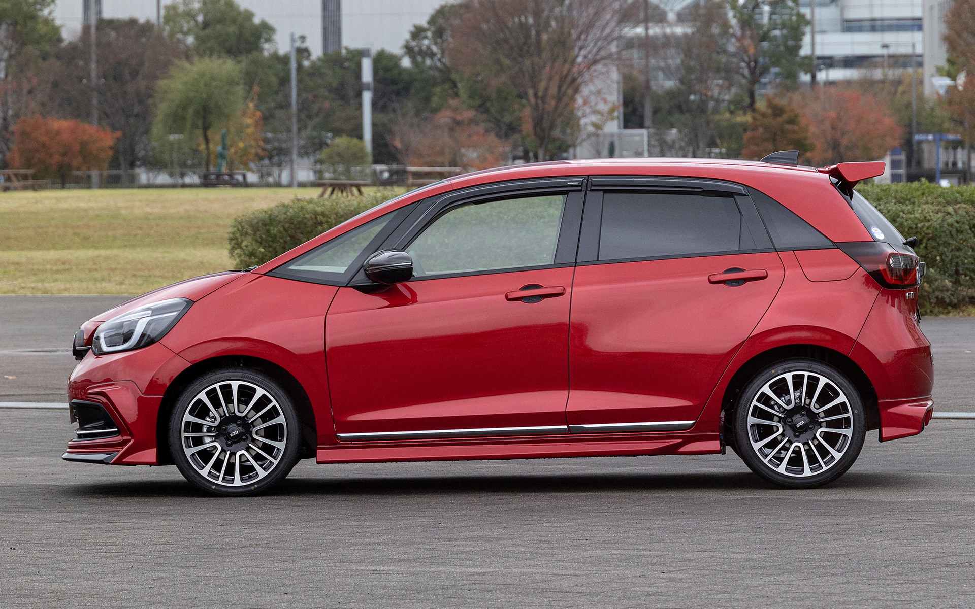 ベースはフィットLUXE（e：HEV）。ボディカラーはプレミアムクリスタルレッド・メタリック