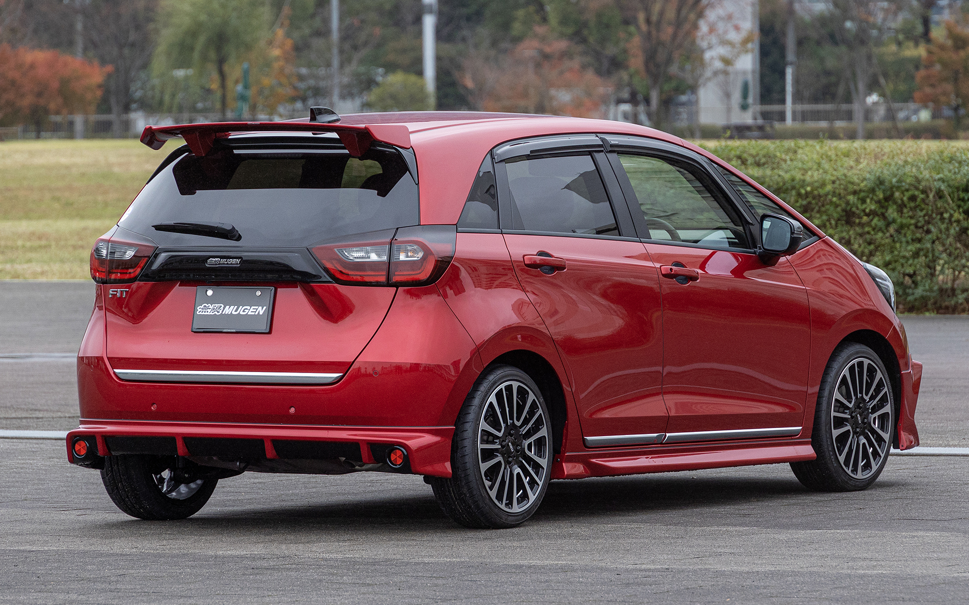 ベースはフィットLUXE（e：HEV）。ボディカラーはプレミアムクリスタルレッド・メタリック