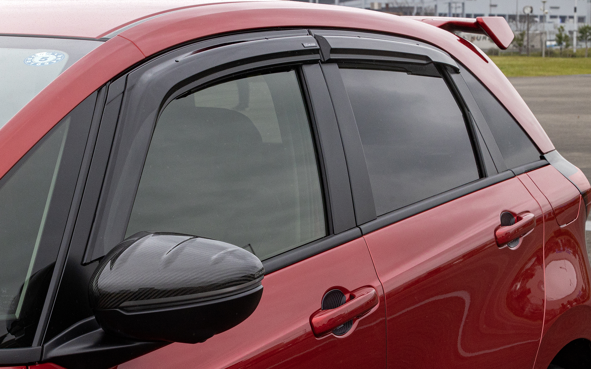 カーボンドアミラーカバー。ドライカーボン製で価格は4万4000円。ベンチレーテッドバイザーは2万3100円