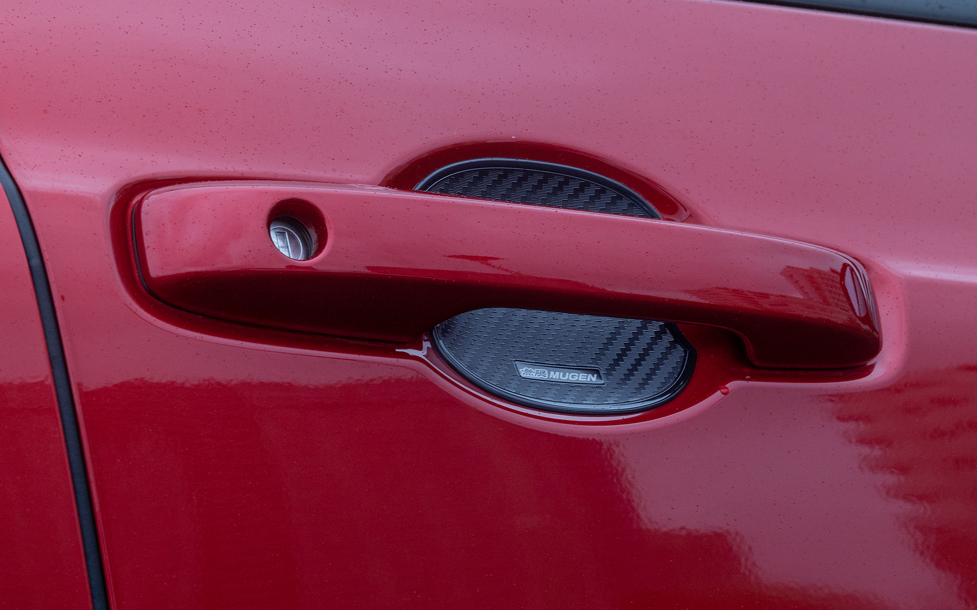 ドアハンドルプロテクター。カーボン調の塩ビ製で6160円（2セット）