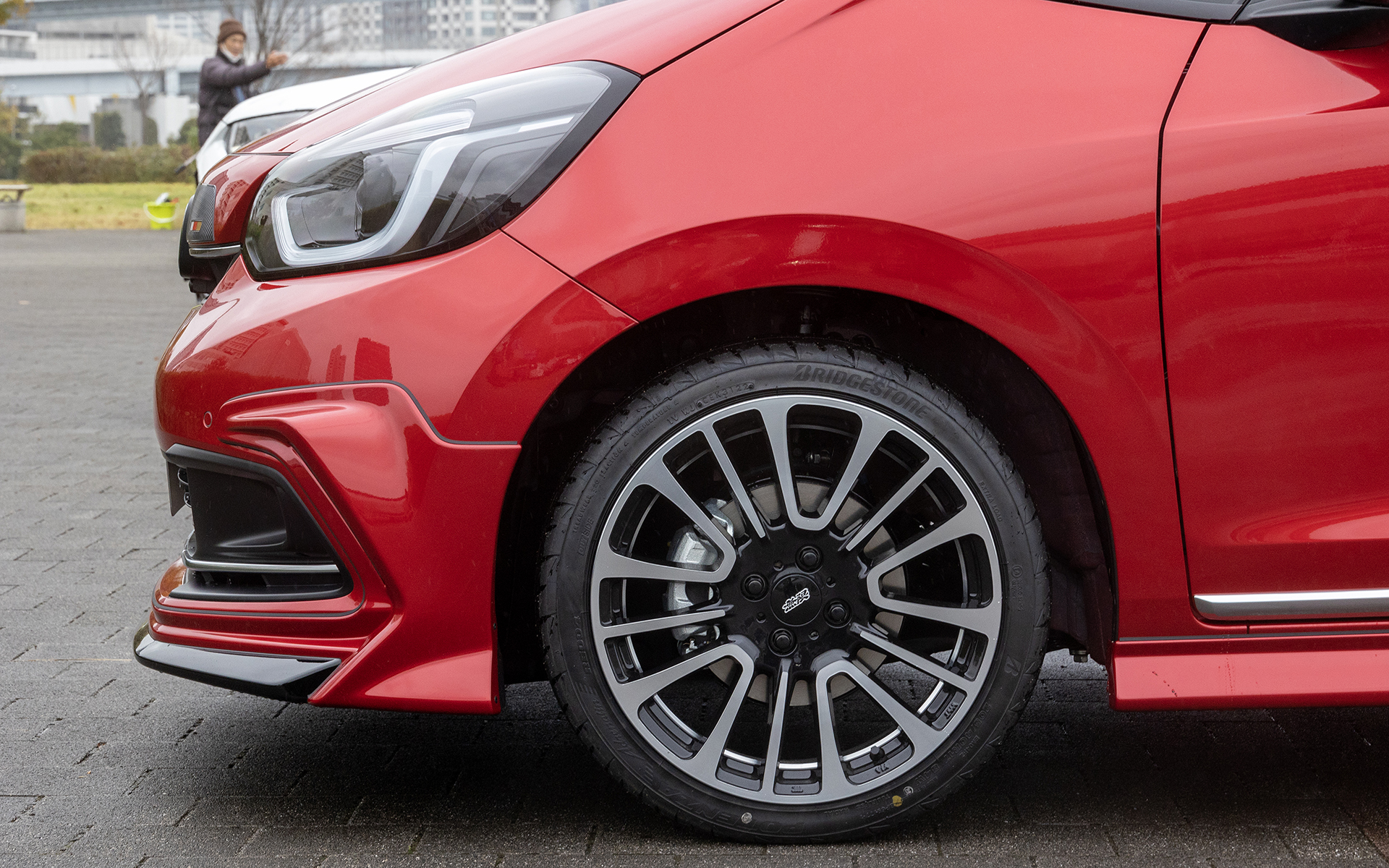 RSと同じくリムにスピ二ング加工を施したアルミホイール「MDE」。サイズは17×7J。価格は4本セットで21万5600円。ナット、ロックセットは8360円