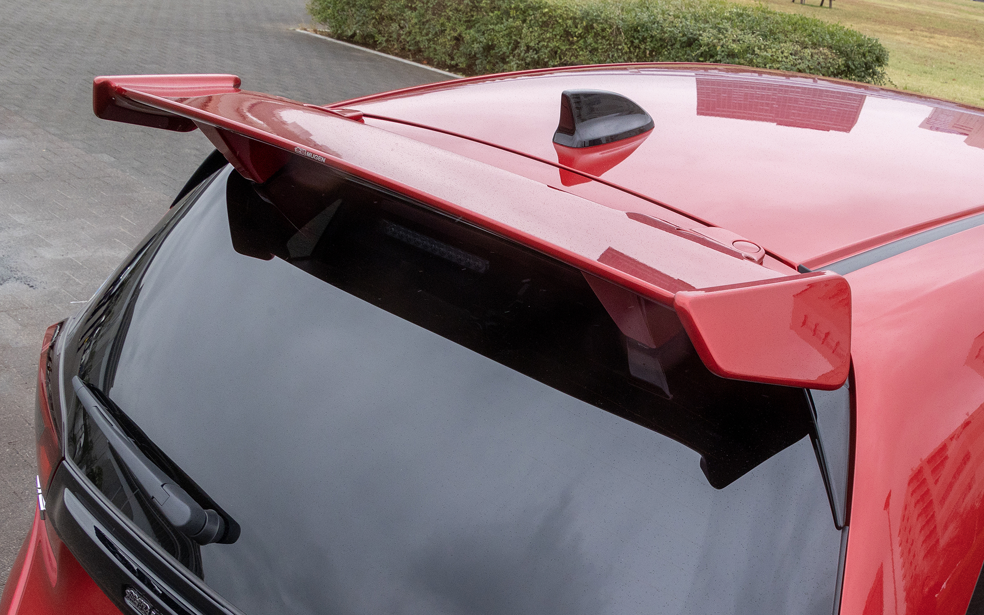 大きめのウイングスポイラー。ABS製でカラード仕上げ。価格は7万3700円