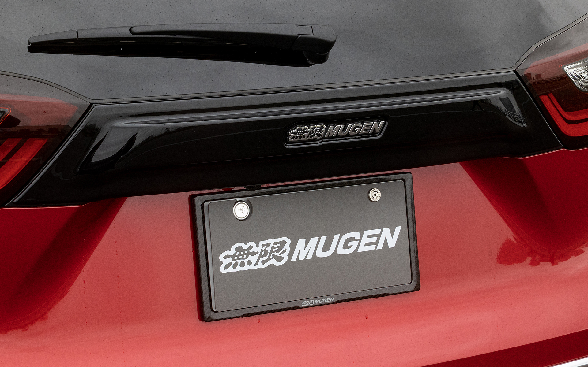 ドライカーボン製で表面はクリア塗装のテールゲートガーニッシュ。価格は4万0700円