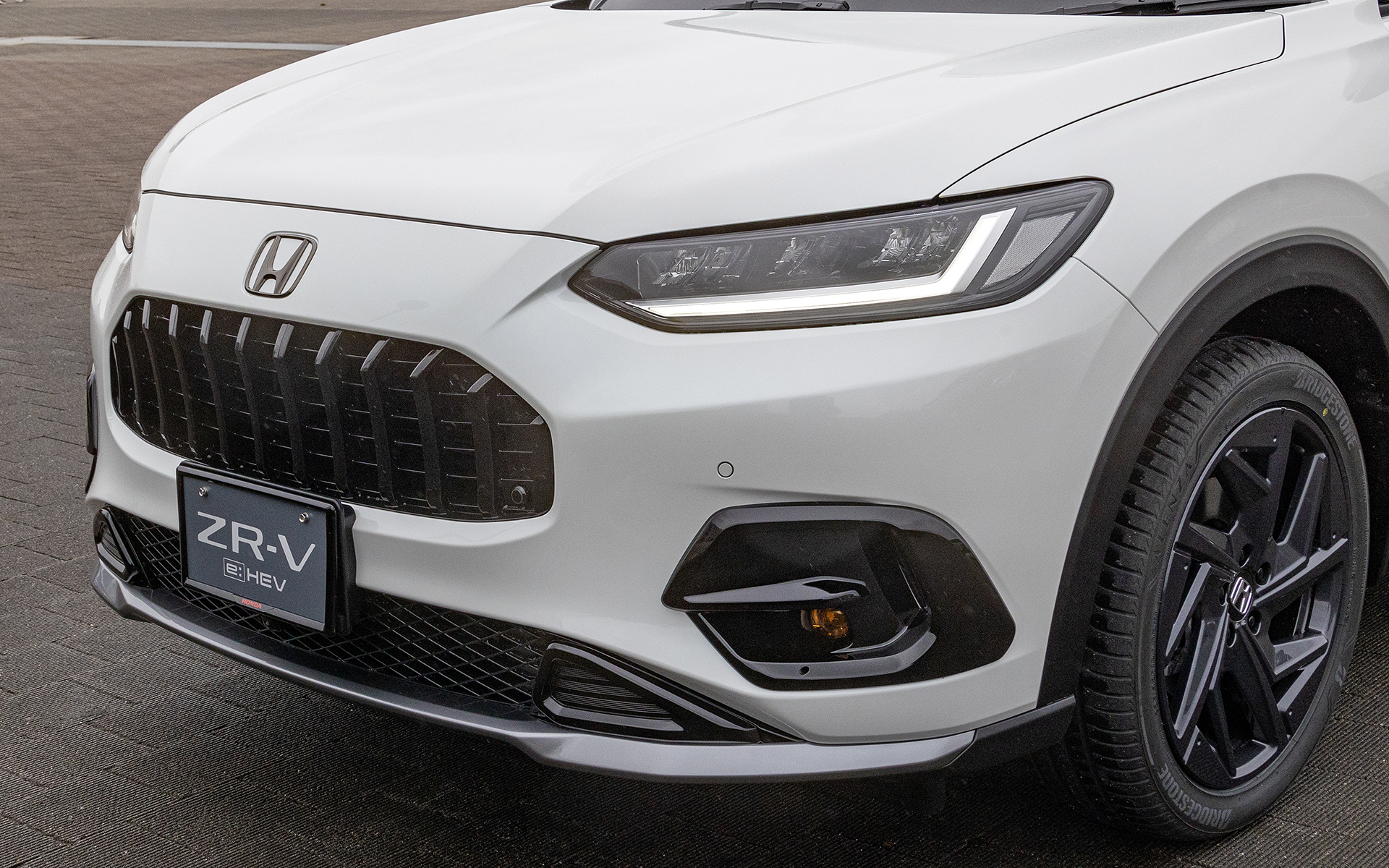 フロントロアスカートが装着される。カラーはダスクグレー×ベルリナブラック。本体とガーニッシュキットで価格は5万9400円。プラチナホワイトパール、スーパープラチナグレー・メタリック、プレミアムクリスタルガーネット・メタリック、ミッドナイトブルービーム・メタリック、プレミアムクリスタルブルー/メタリックは3300円高となる