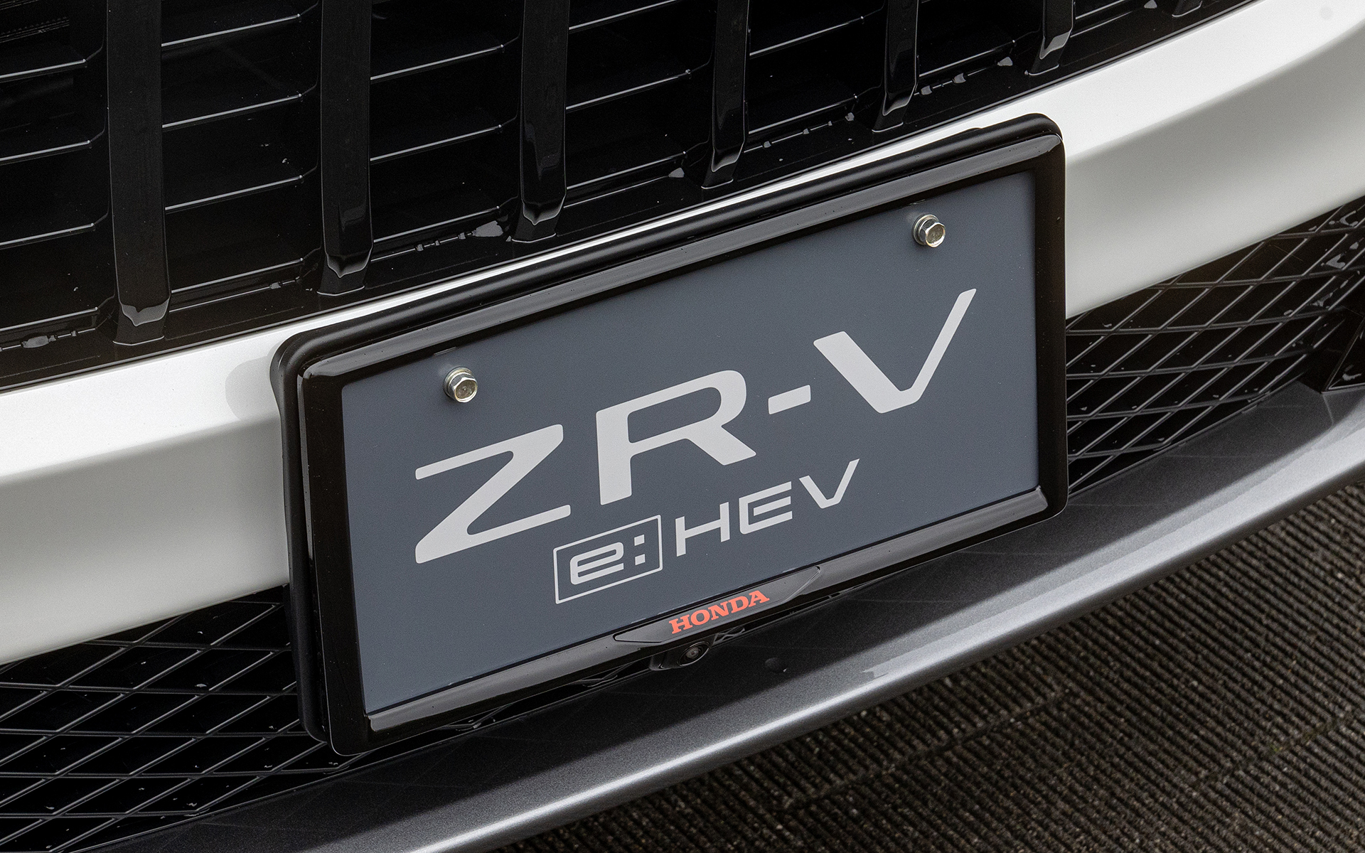 ライセンスフレーム。ベルリナブラックタイプで価格は4950円（フロント/リアセット）。ダーククロームメッキタイプも同価格。メッキタイプは3850円